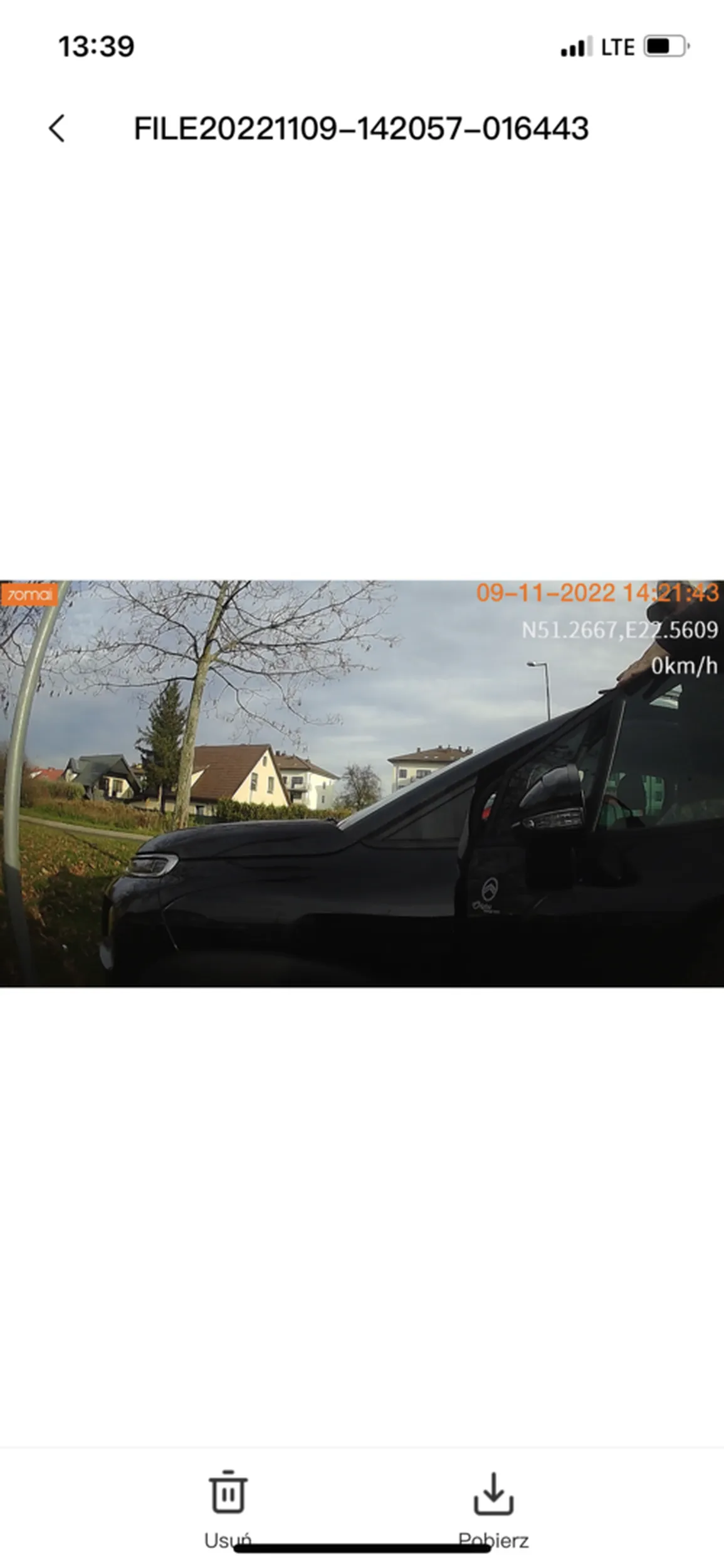 Bardzo agresywny, dorosły mężczyzna. Pozostawiłam auto na parkingu i poszłam na zakupy do Auchan na Chodźki. W tym czasie człowiek ten zdążył uszkodzić mi zderzak (otwierając z całej siły swoje drzwi) Oczywiście oddalił się z miejsca zdarzenia i jakby nigdy nic poszedł na zakupy. Gdyby nie wideorejestrator nawet nie wiedziałabym że coś się stało, a ten mężczyzna odjechałby bez konsekwencji. Ponad 2 h stracone bo nie chciał się przyznać do winy i musiałam wezwać policję, Dodatkowo zaatakował mnie i uderzył, brak słów. Uwaga na tego agresywnego kierowcę bo kiedyś swoim uderzeniem może zrobić komuś krzywdę. W głowie to się nie mieści jak można mieć prawo jazdy będąc takim agresywnym, nieprzewiduwalnym i buńczucznym kierowcą.