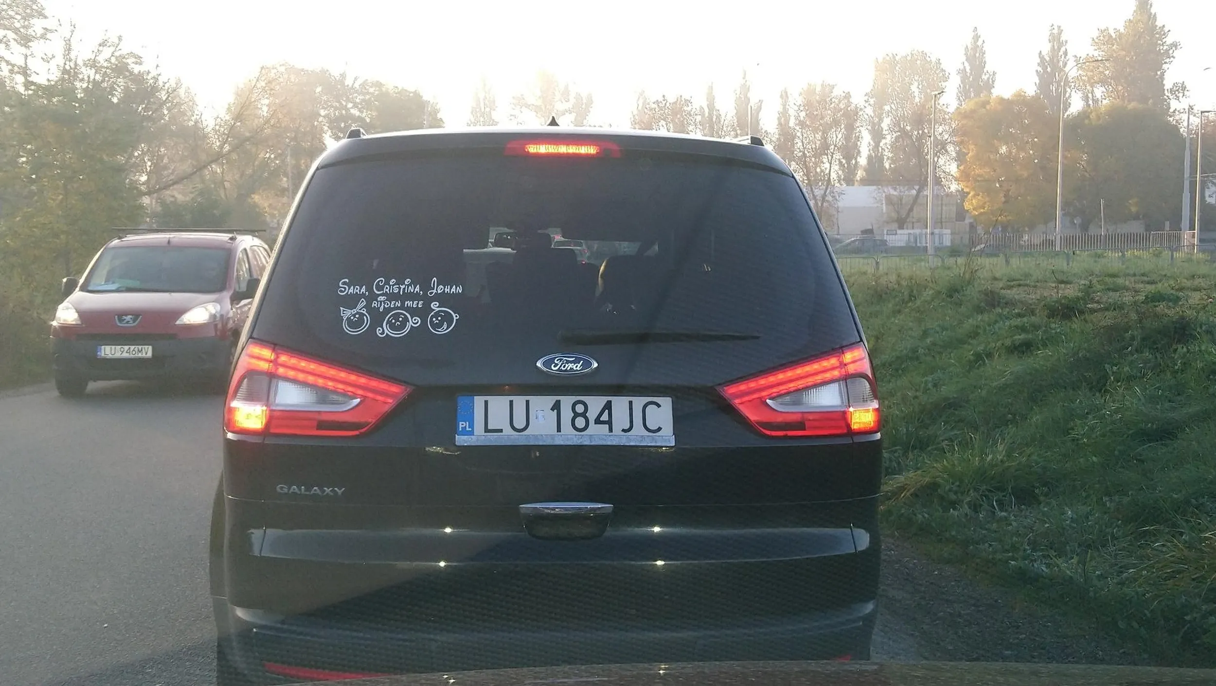 Kierowca tego auta to buc. Dziękuję chamie ze mnie nie przepuściłeś na końcu pasa. Bardzo dobry przykład dałeś dziecku z którym jechałeś. Dziecko pewnie chamskie twoje nawyki pojęło. Nie pozdrawiam!