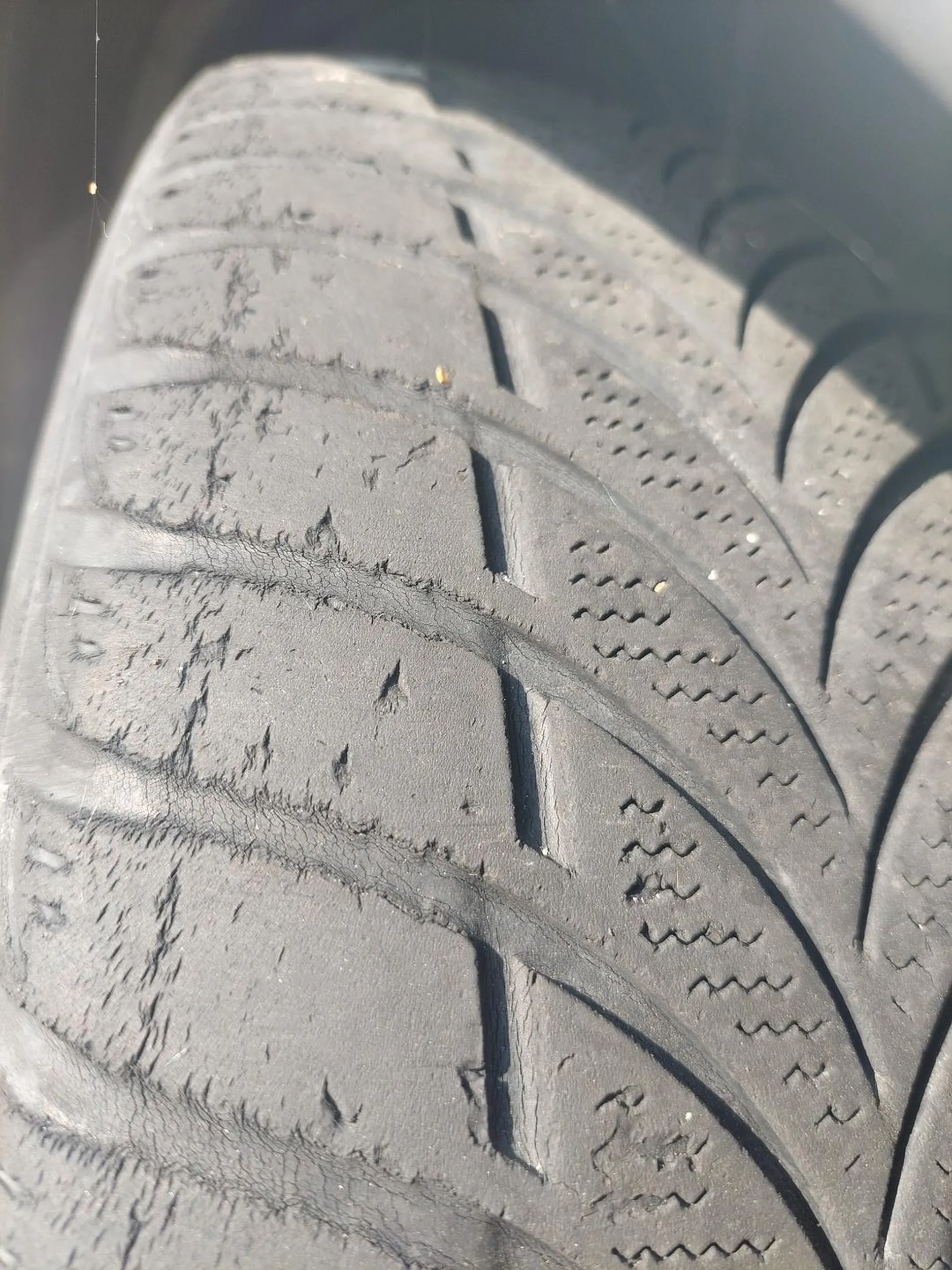 Proszę zmienić te opony, dla własnego i cudzego bezpieczeństwa.