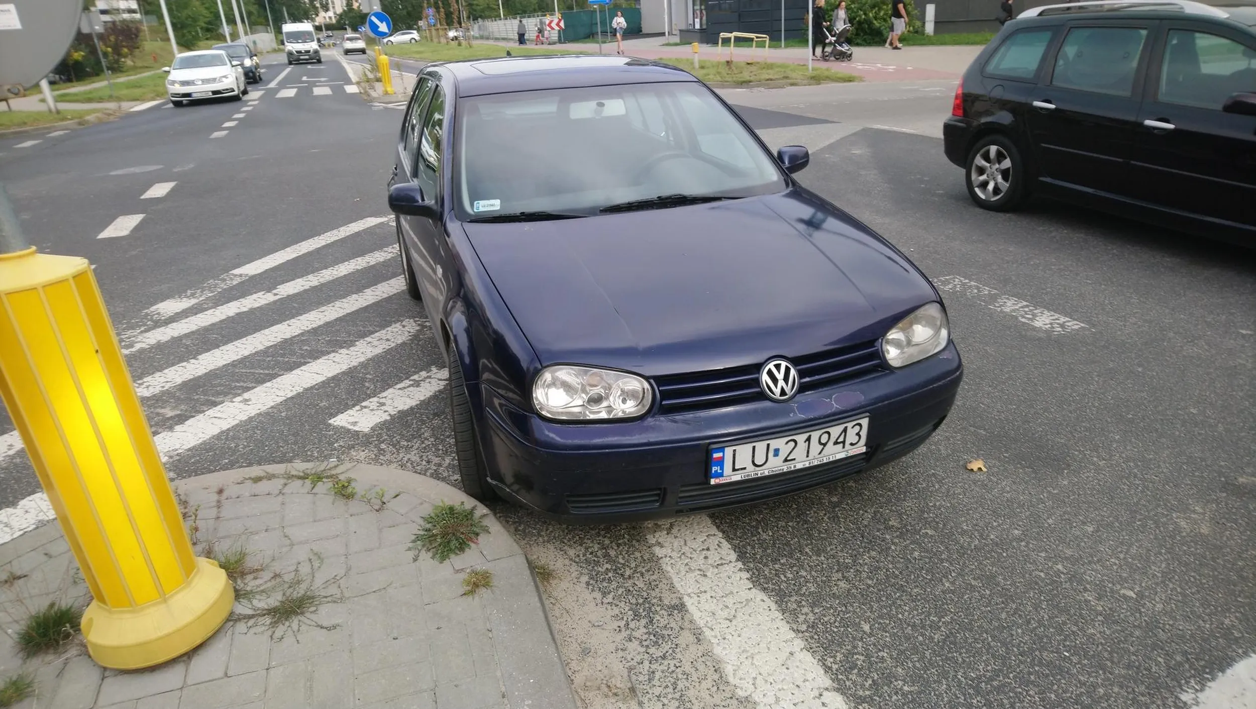 Ooo. Prawko z chipsów. Kierowca zaparkował na środku skrzyżowania. The besciak.