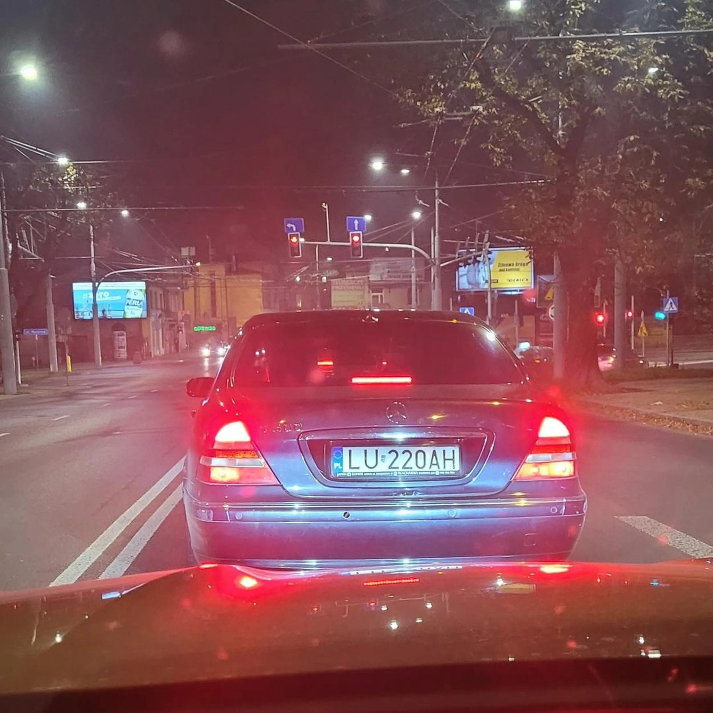 Wiesiek z merca, z którego wali frytownicą. Prawie we mnie wjechał wyprzedzając z prawej ścinając po bus pasie, podjechałem do Wieśka na następnych światłach, żeby zwrócić uwagę, że mógł spowodować kolizję, ale od razu zobaczyłem wzrok niegrzeszący inteligencją i spuchniętą łapę od strzykawek w dupsko. Wiesiek się oburzył i zrobił rajd pomiędzy samochodami prawie powodując kilka kolejnych kolizji, a w powietrzu unosiła się woń starej frytury z MC Donalds. Nie pozdrawiam
