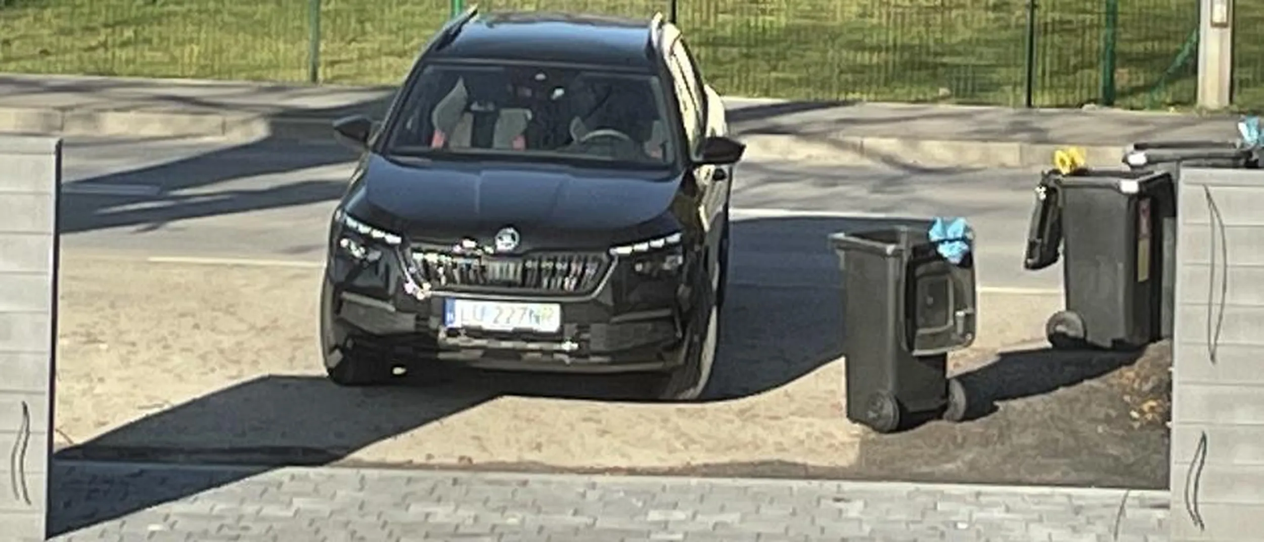 Kierowca zastawił wjazd do posesji.