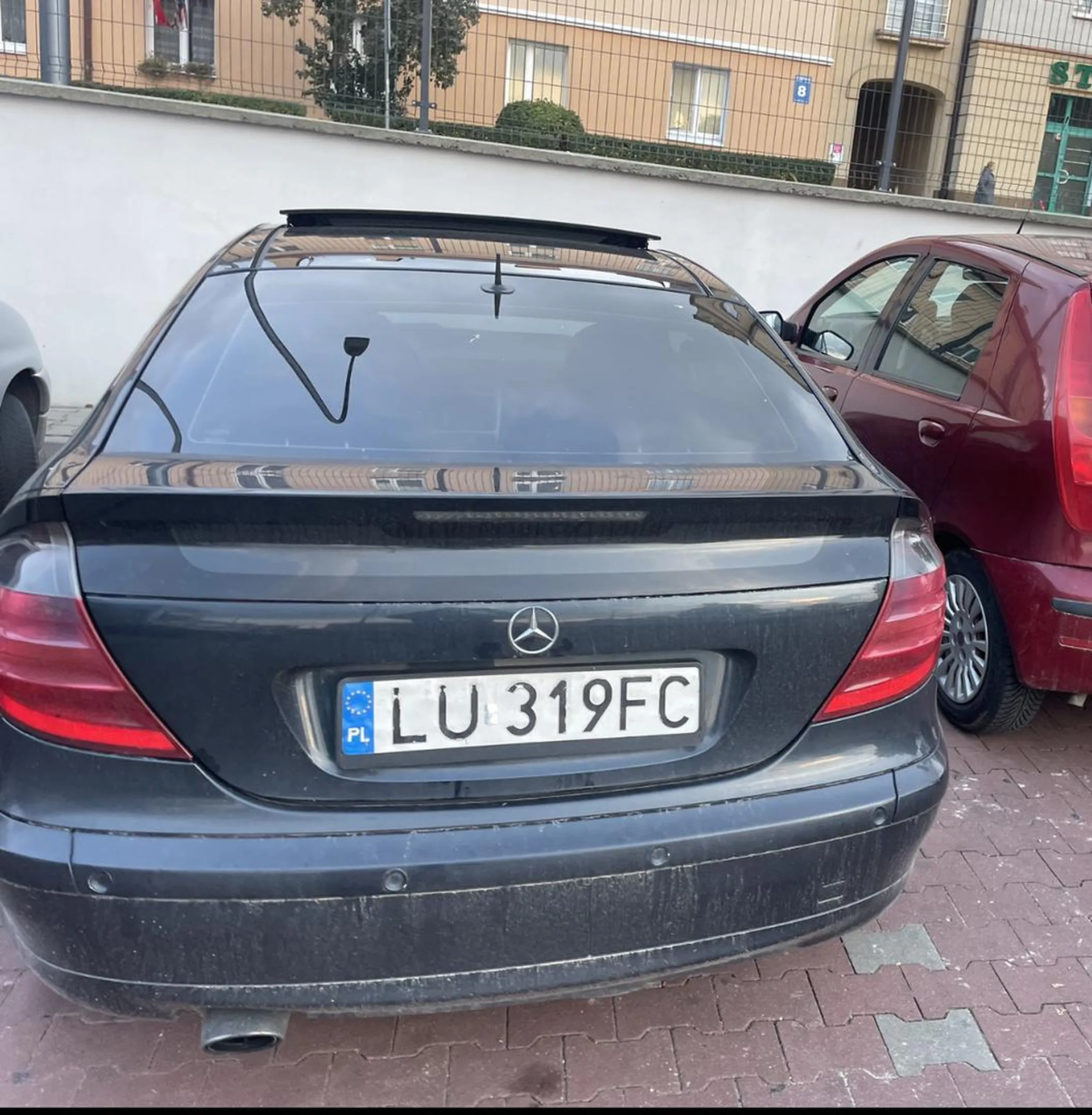 starsza pani wysiadając z auta uderzyła w czerwone auto obok drzwiami, po zwróceniu uwagi zaczęła wyzywać. Uważajcie na nią !