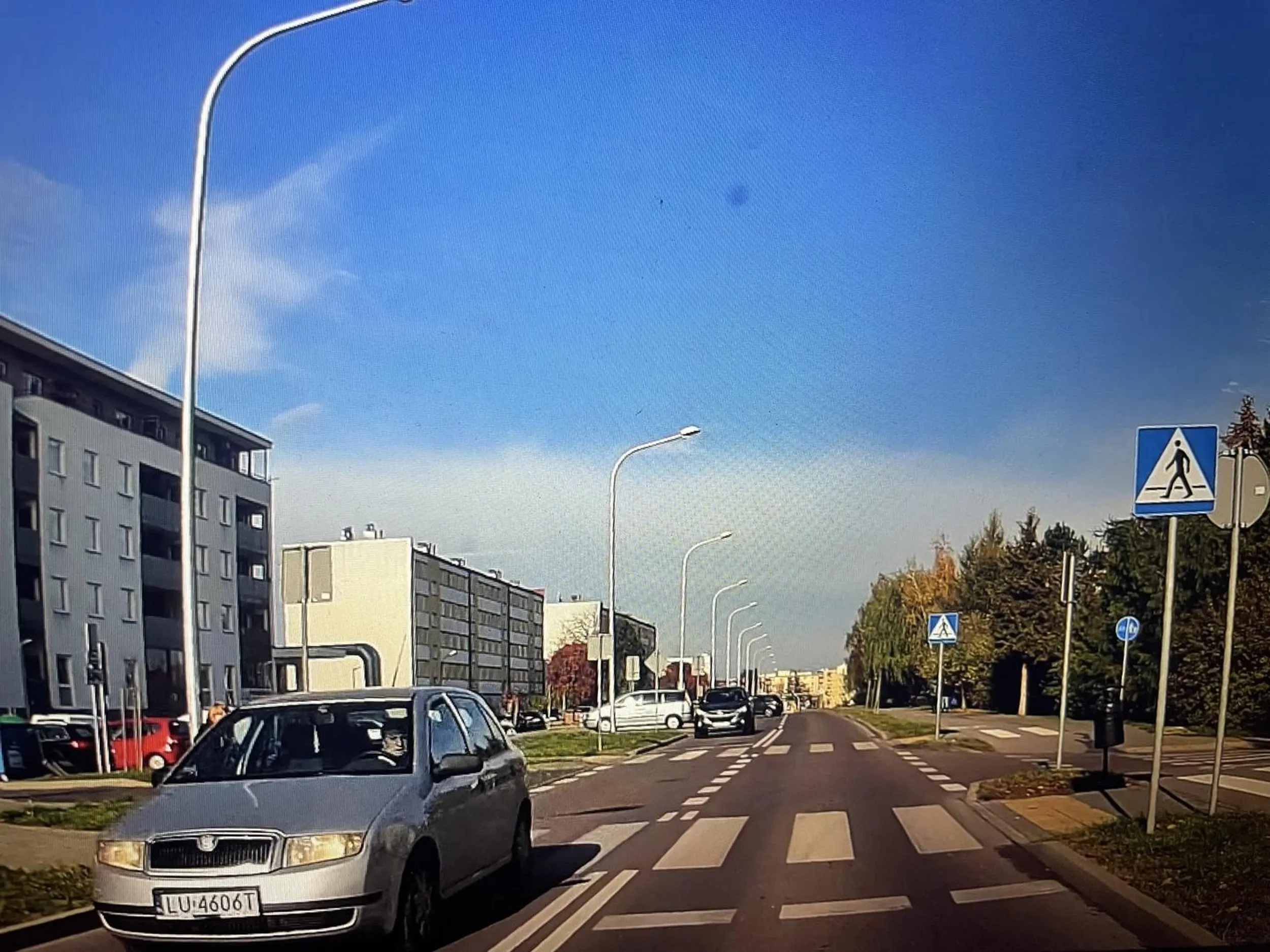 mimo ze z daleka widziała ze mała dziewczynka stoi na przejściu nie zatrzymała się nawet nie zwolniła, wielka królowa szos..Dziwić się ze są wypadki śmiertelne..