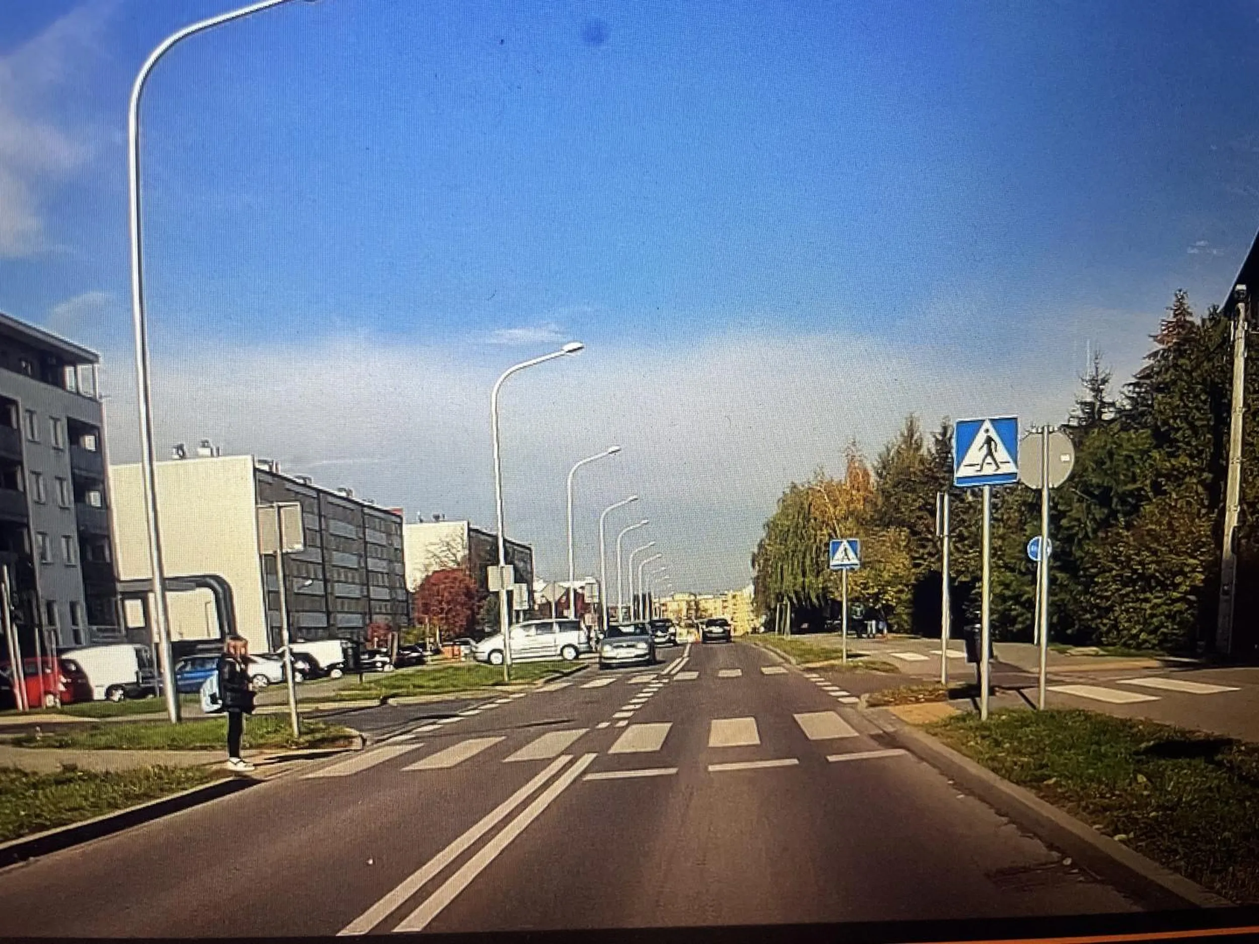 mimo ze z daleka widziała ze mała dziewczynka stoi na przejściu nie zatrzymała się nawet nie zwolniła, wielka królowa szos..Dziwić się ze są wypadki śmiertelne..