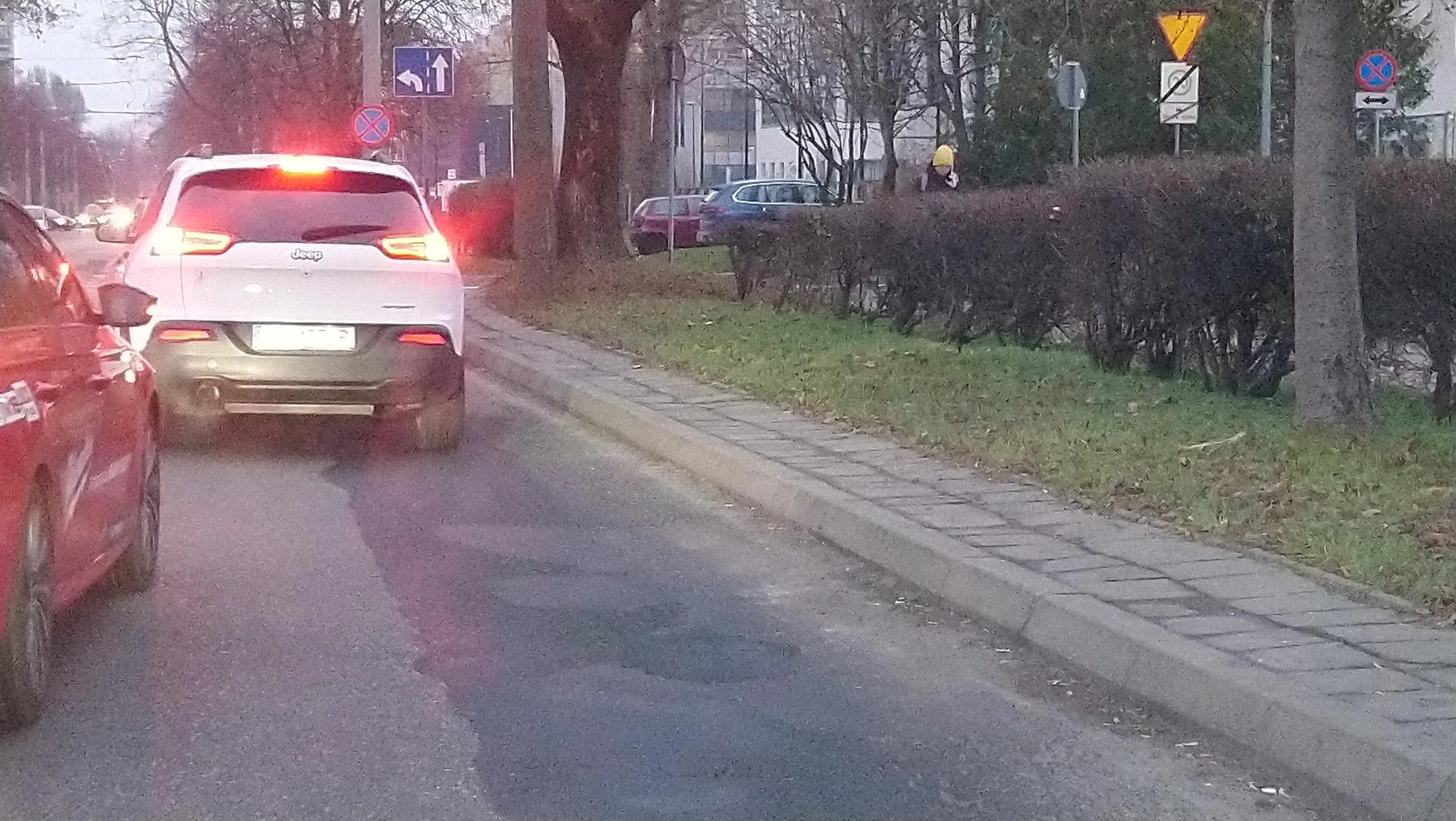 Uwaga na kierującą. Dziś na Głębokiej paniusia jechała 15 cm za autem poprzedzającym. Powód: aby nie wpuścić na zwężeniu kierowcy według zasady jazdy na suwak. Taka zawzięta za kierownicą aż żal było patrzeć. Szkoda że swoje dzieciństwo smutne musi odreagowywać na drodze, na innych kierowcach. Swoją drogą samochód to rupieć z Ameryki po szkodzie całkowitej.