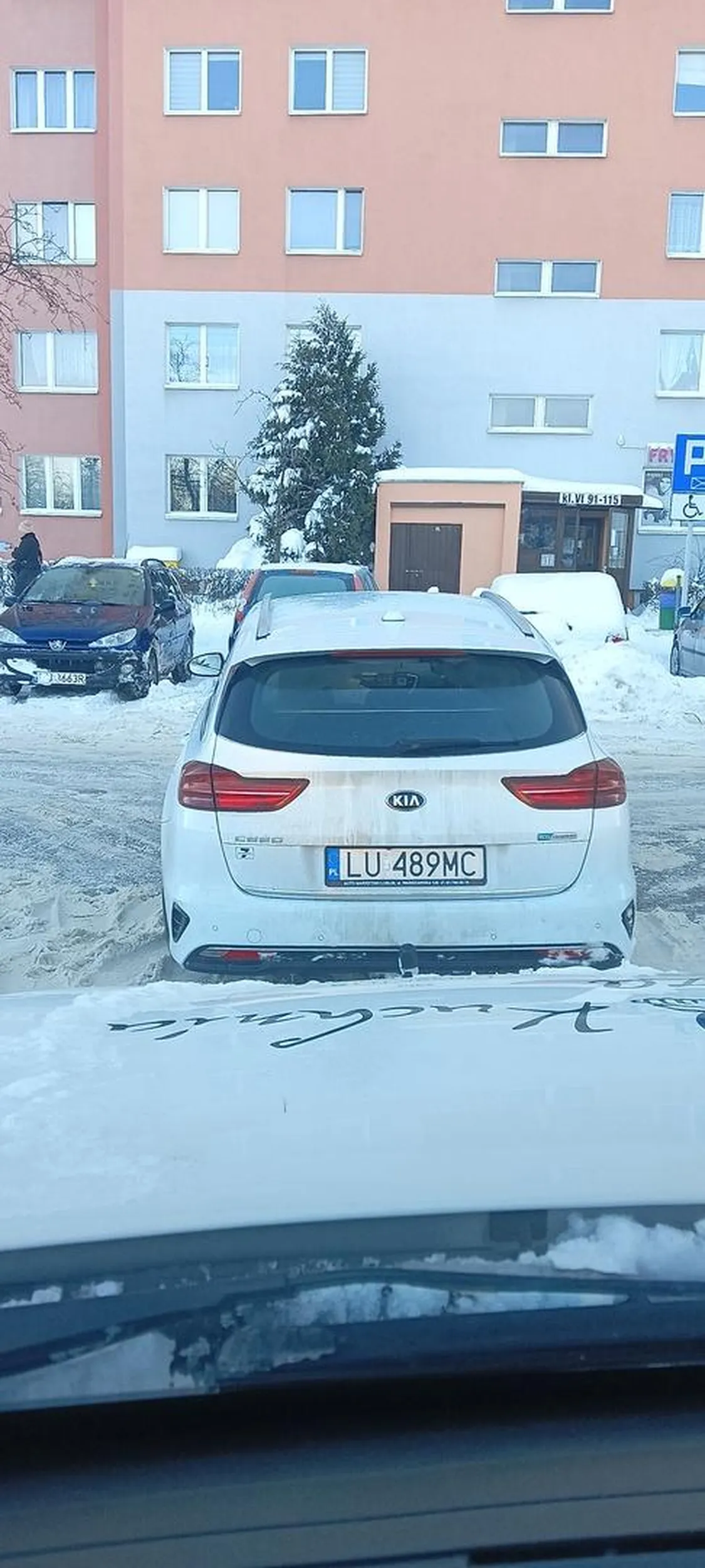 Śliwińskiego Lublin Pan siwy pseudo kierowca stał na miejscu dla niepełnosprawnych dwa nie puszczał mnie zaopatrzenia że sklepu stwierdził że się nie jeździ chodnikiem a tam raczej Himalaje śniegu nie chodnik żreć by chcieli ale towar najlepiej kominem dostarczać ham prostak i nic wspólnego z kierowcą on nie miał chyba że furmanki