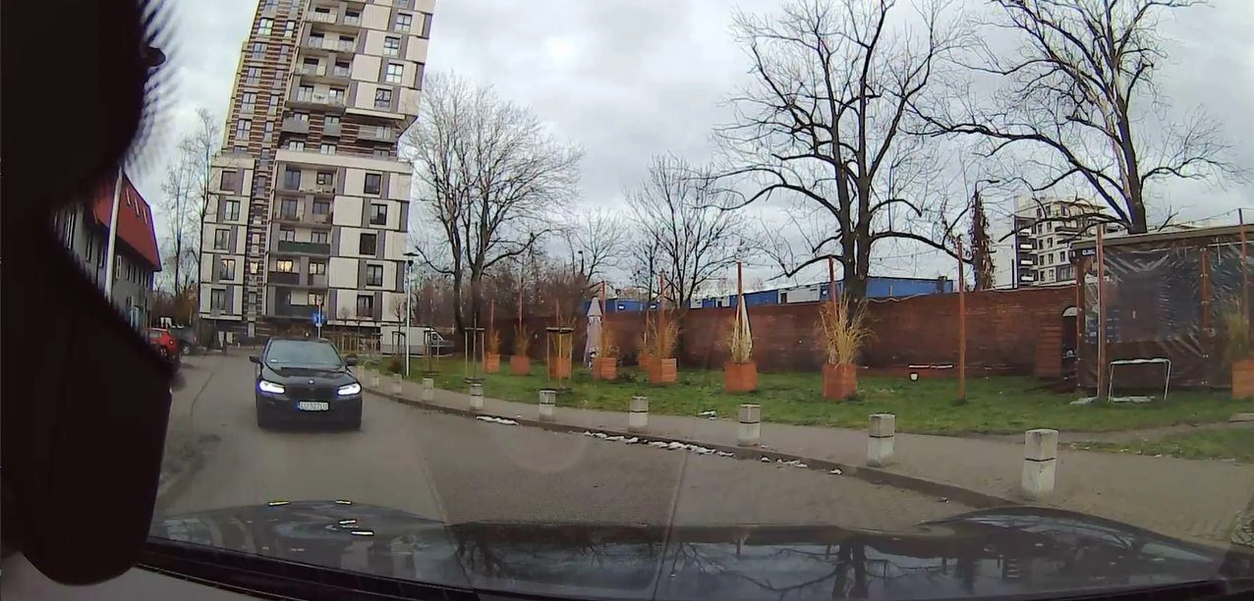 Rozumiem, że jesteś lokalnym bogiem/oligarchą w swoim Lublinie, ale we Wrocławiu jesteś szaraczkiem jak każdy inny w swoim BMW. Z pewnością nie jeździmy tutaj środkiem i współpracujemy, a nie masz jeszcze wąty. Jak ładnie poprosić dostaniesz cały film.