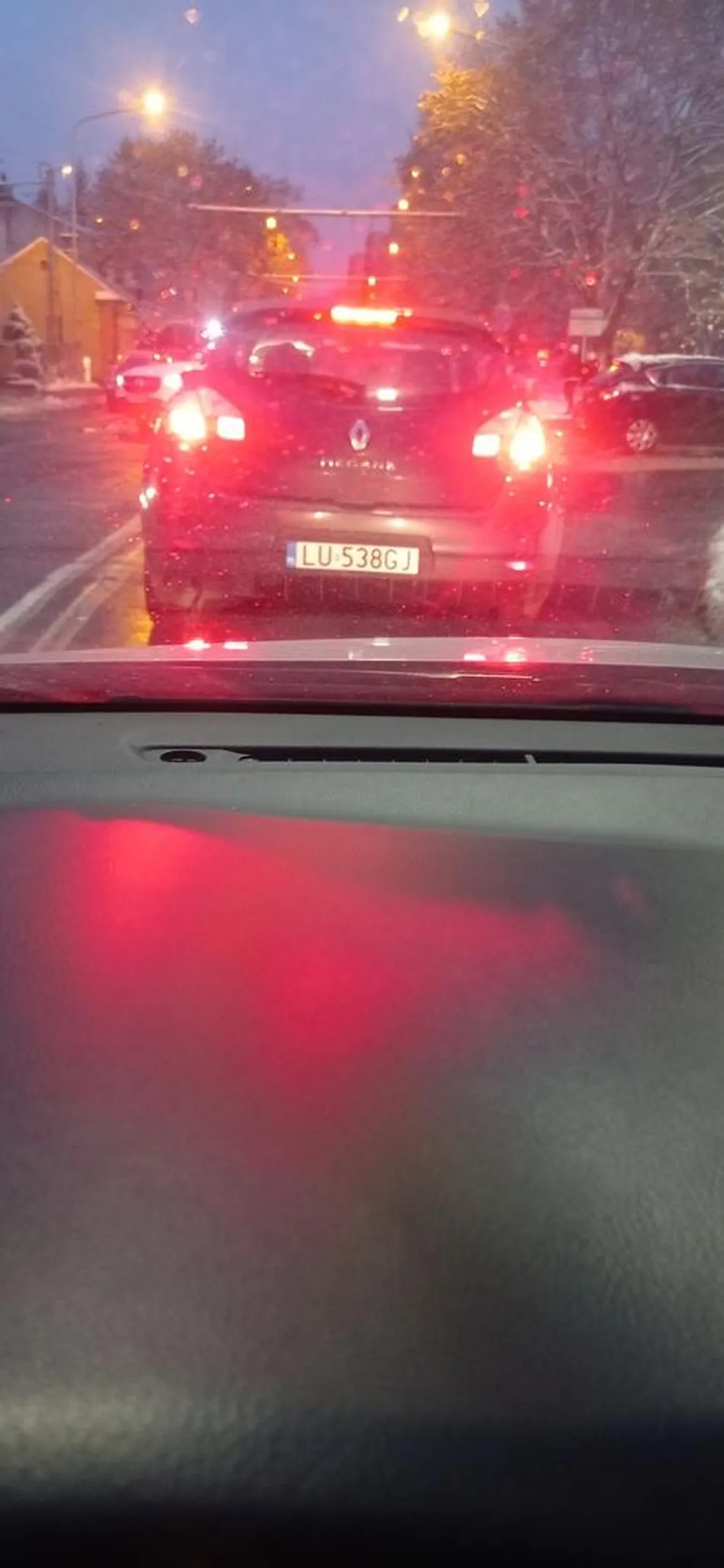 Kierowca niczym cham spod lubelskiej wsi! Jazda na zderzaku i brak kultury na drodze to jego specjalność. Jazda na suwak nie jest mu znana. Pajac razem ze swoją amebą