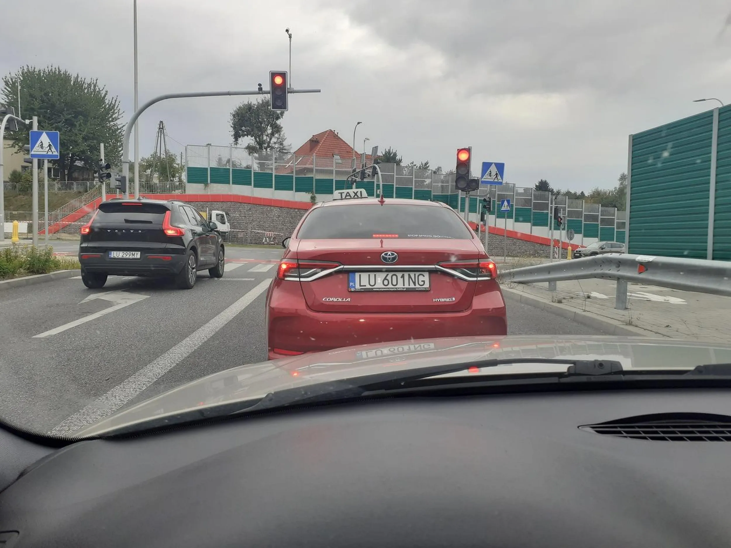 Gnida z Bolta zapieprza 120km/h po mieście,  wpycha się na siłę z pasów wyłączonych z ruchu i wymusza pierwszeństwo.