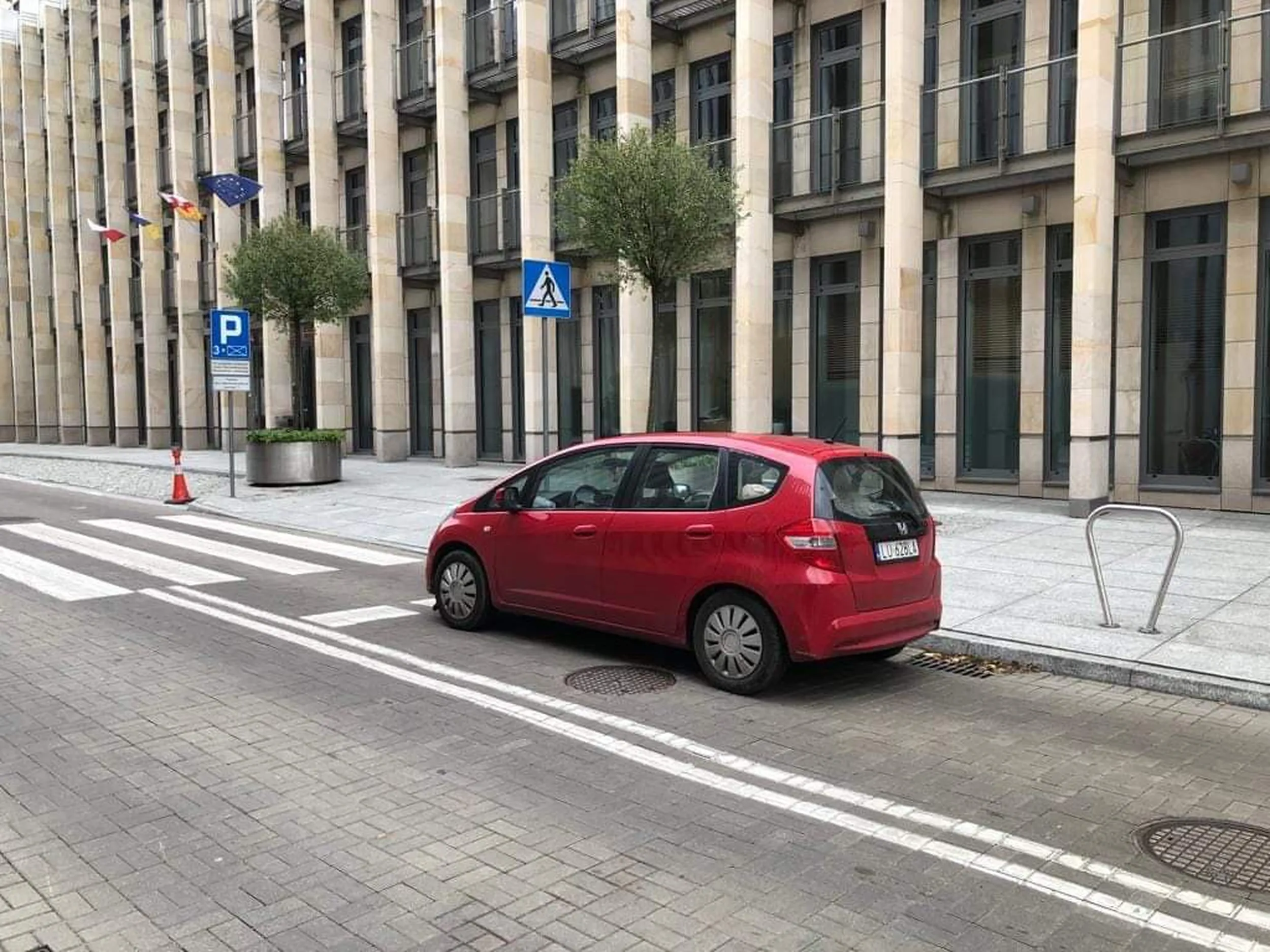 Pani zaparkowała centralnie przed przejściem dla pieszych, wprowadzając pozostałych uczestników ruchu drogowego w błąd oraz stwarzając zagrożenie w ruchu lądowym.