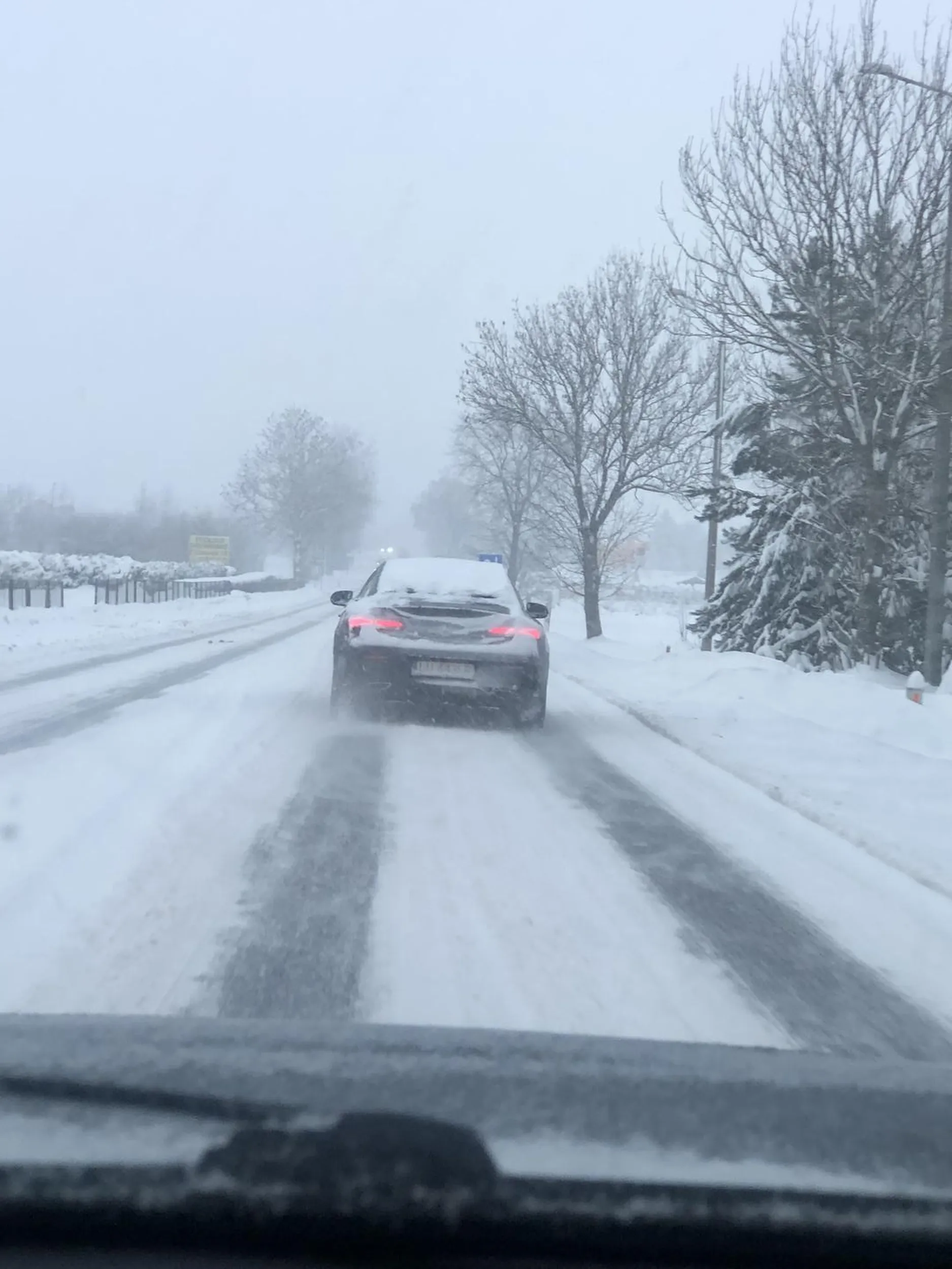 Na nowego mercedesa stać a na szczotkę do odśnieżenia już nie , nie widać praktycznie świateł stopu