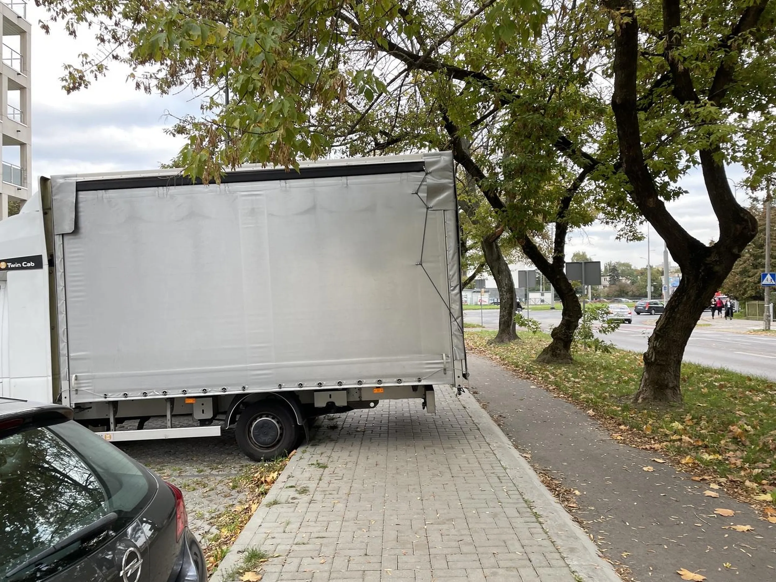 Zaparkował, zablokował całą szerokość chodnika i sobie gdzieś poszedł. 0 empatii. Zdrowy człowiek sobie poradzi, ale np. dla osoby niewidomej jest to już zagrożenie. ;-/
