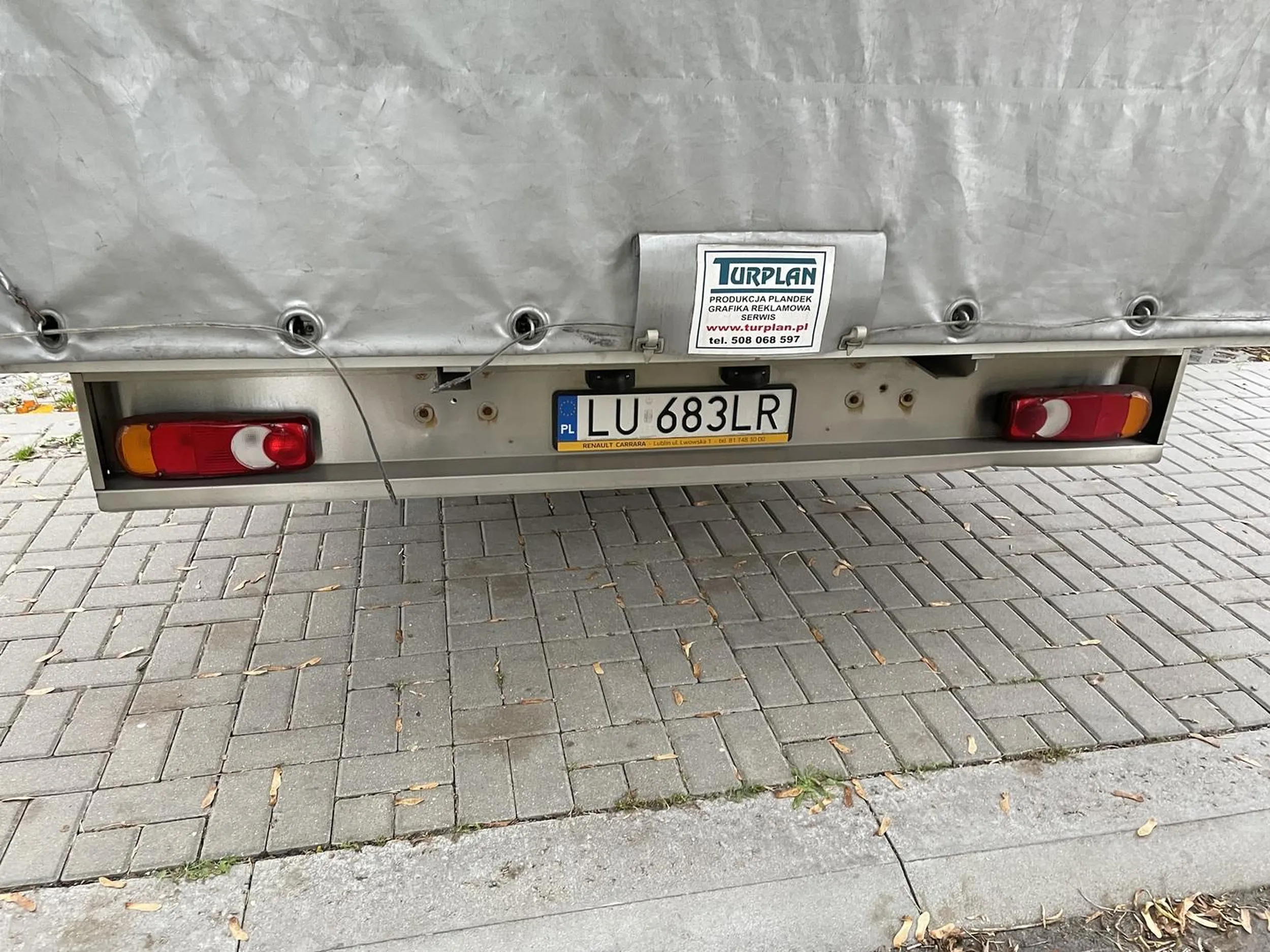 Zaparkował, zablokował całą szerokość chodnika i sobie gdzieś poszedł. 0 empatii. Zdrowy człowiek sobie poradzi, ale np. dla osoby niewidomej jest to już zagrożenie. ;-/