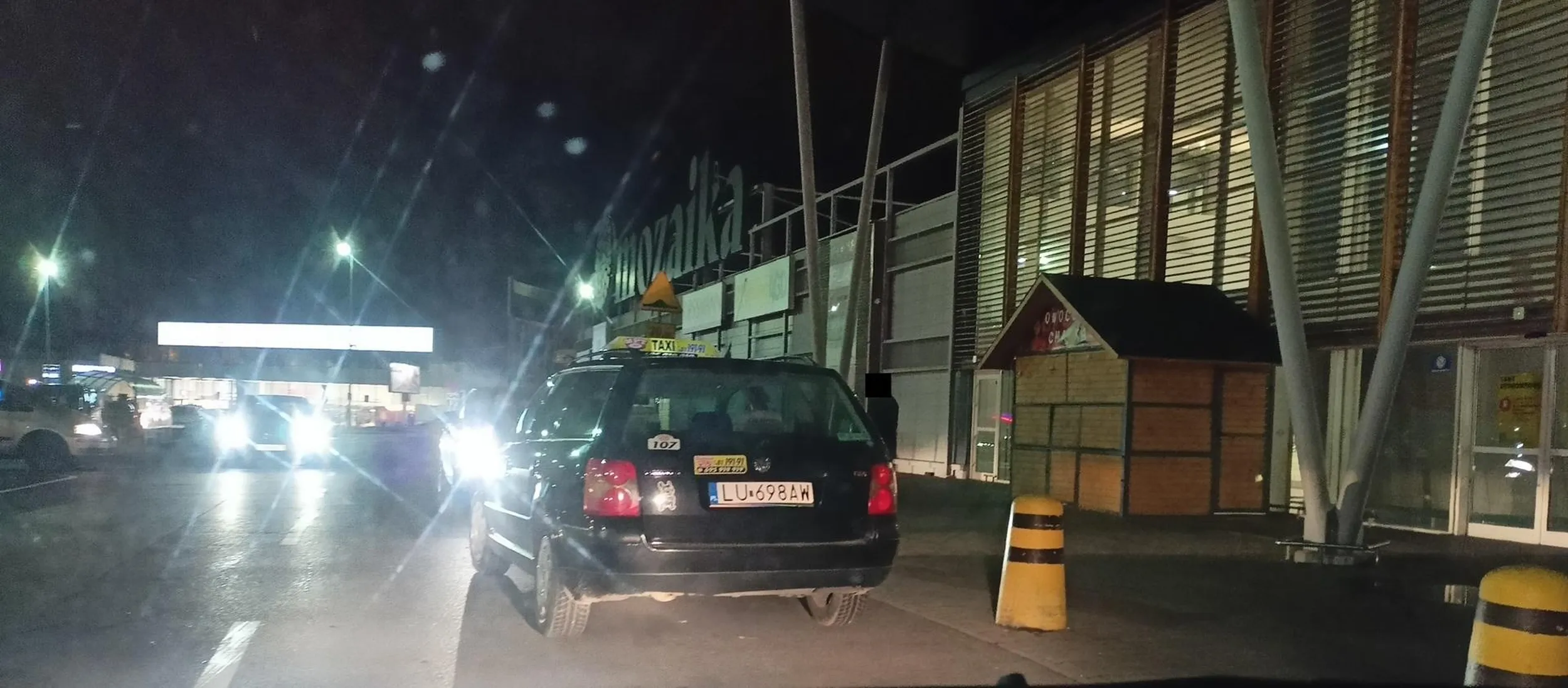 Parkuje na zakazie, tamuje ruch. Następnym razem wjedź do sklep.