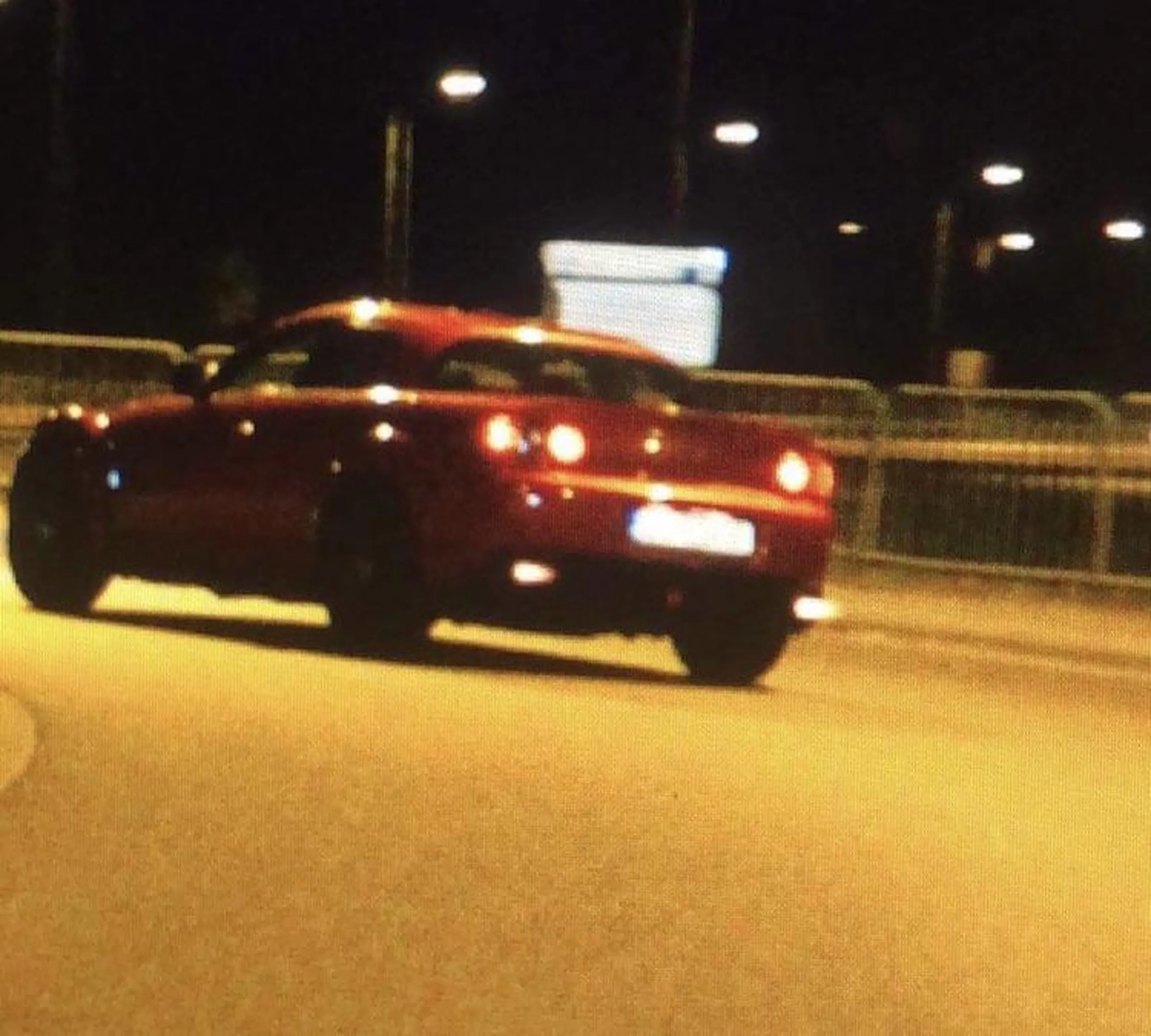 Driftuje i strzela z tłumika jak z karabinu…