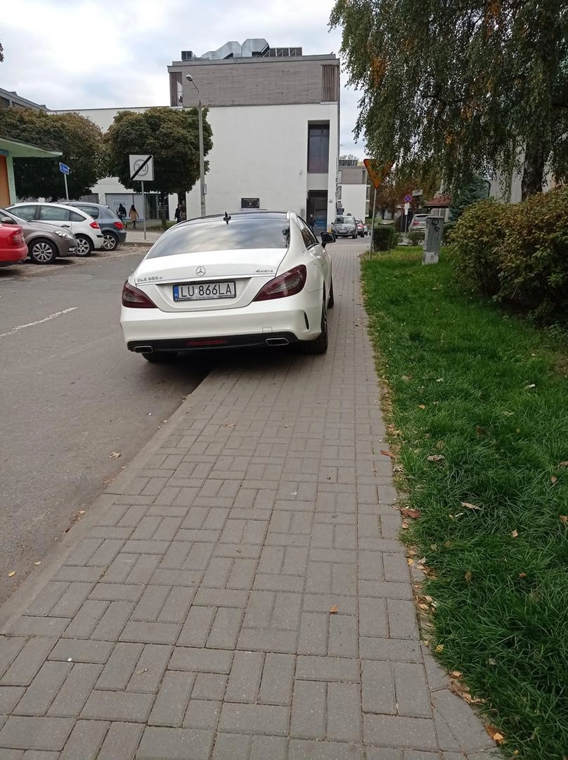 Którędy ma przejechać osoba na wózku ćwierćmózgu?