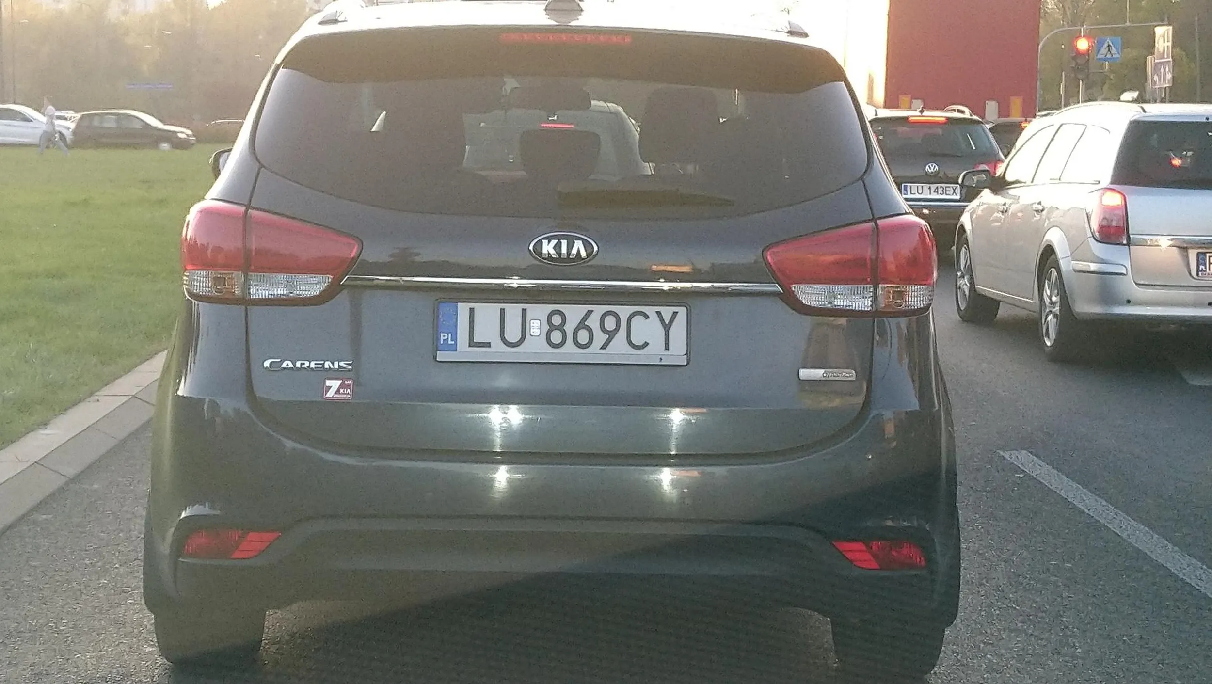 Dla tej złotowy, kierunkowskaz i już ma pierwszeństwo. A jak nie to się wpycha. Co za Cham. A potem przez pół miasta jedzie lewym pasem bo za 5 km skręca w lewo. No żałosny typ!!!!