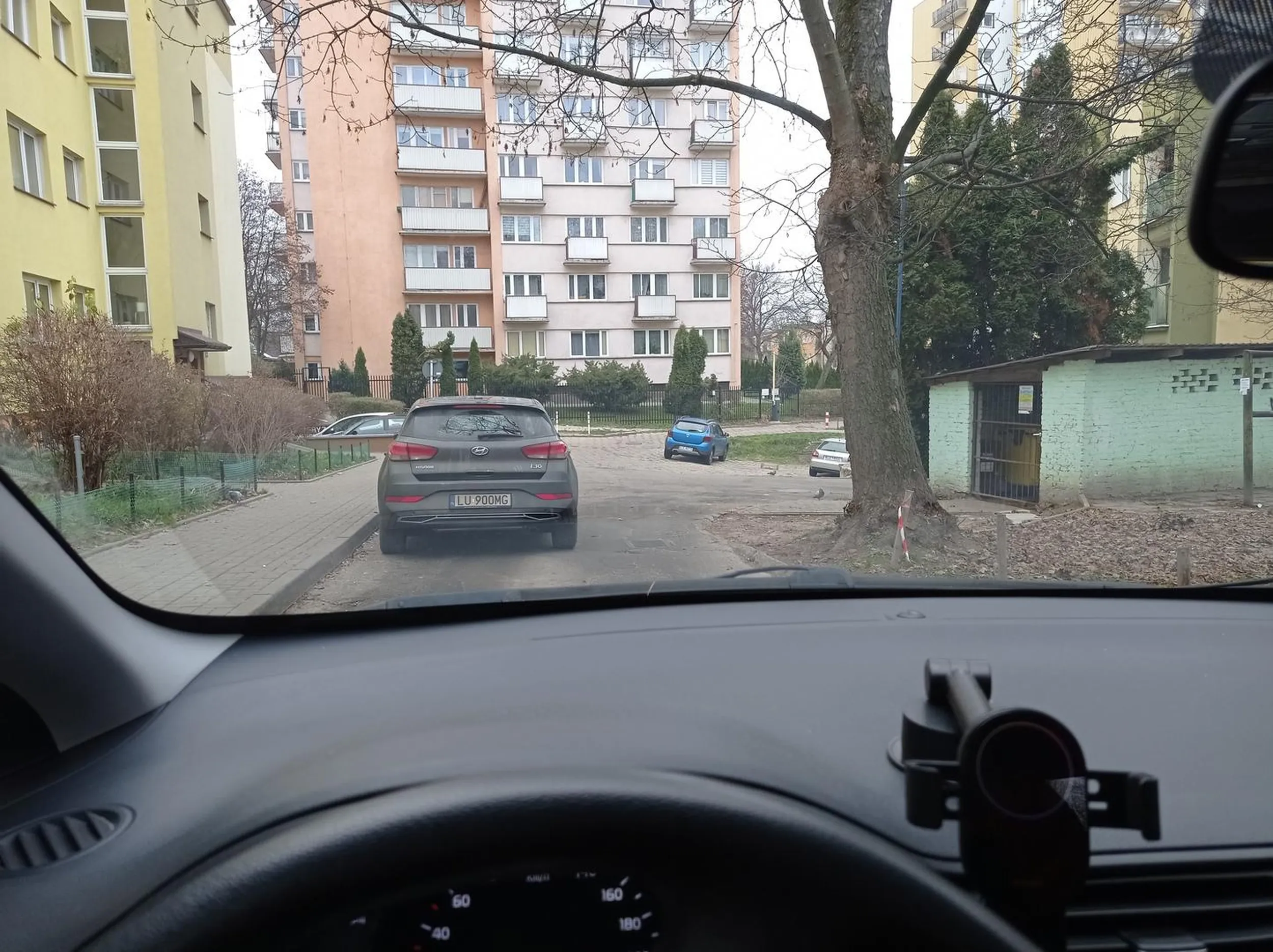 Kierowca to ćwierćmózg. Naucz się parkować bo jak na razie umiesz tylko drogę jednokierunkową zablokować...