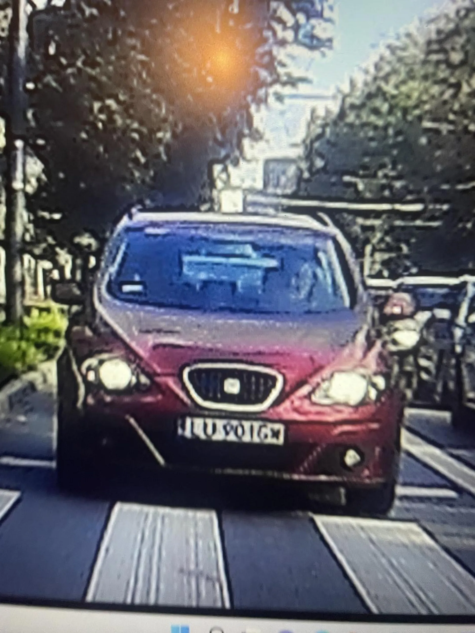 Pan chyba nie zdaje sobie sprawy, jaki mandat grozi za jazdę taxi/bus pasem ale przecież musiał sobie skrócić drogę żeby w korku nie stać...