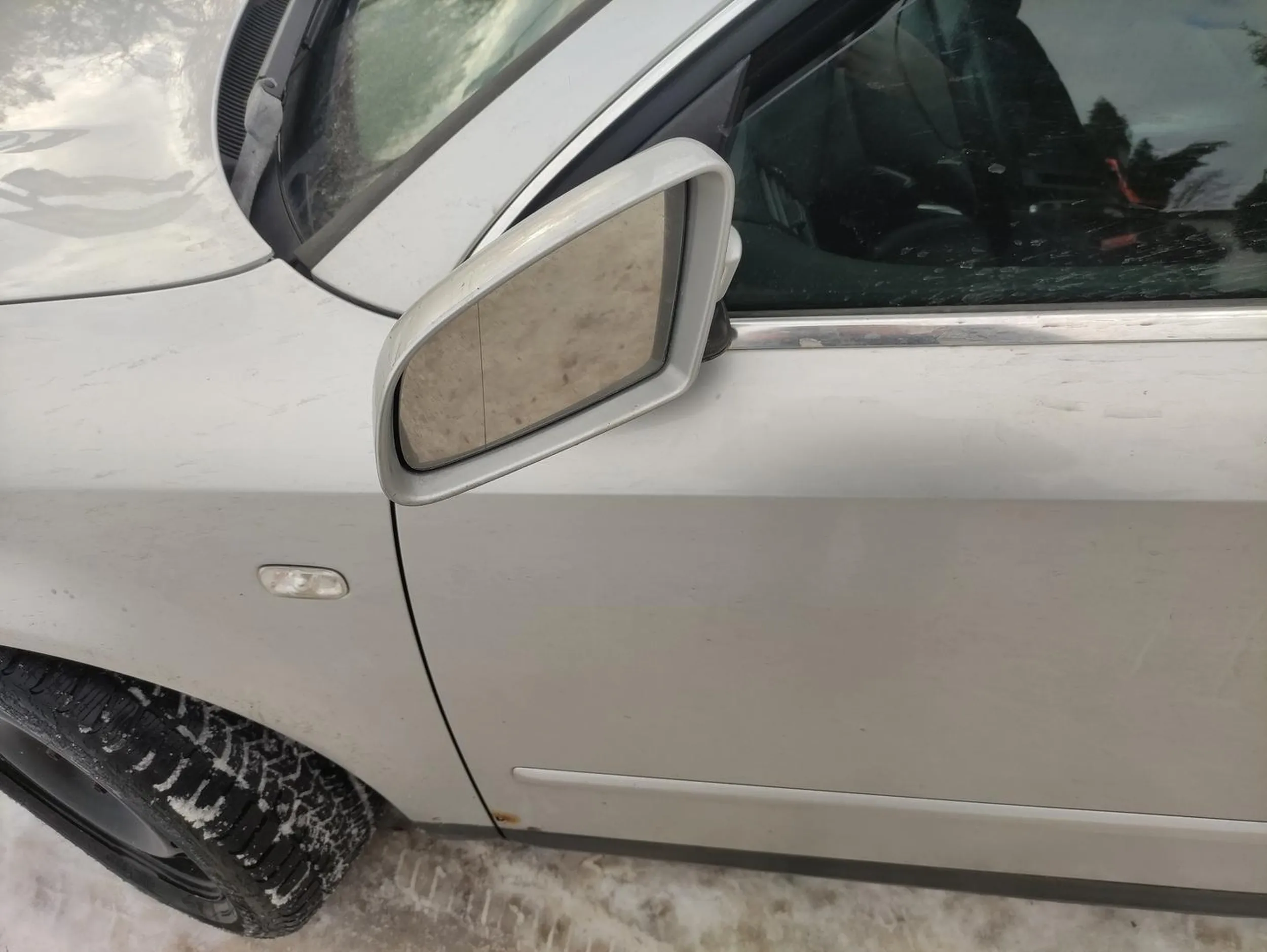 Tir wyprzedzał mnie w zimę, zanim mnie minął zaczął zjeżdżać na mój pas mimo że szosa była pusta i nie musiał. Po tym jak wykrzywił mi lusterko zjechałam na pobocze w zaspy nieodśnieżone. Po wszystkim uciekł, mimo gonienia go kilka minut i trąbienia. Na szczęście skończyło się tylko na luserku