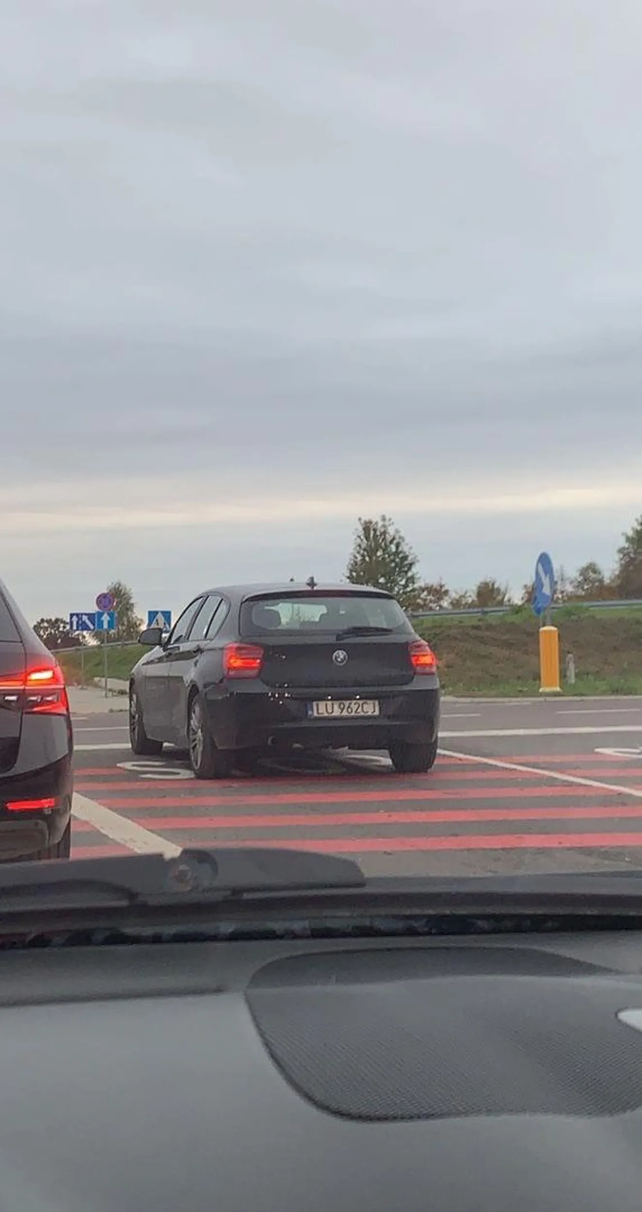 Bidok, raz, że nie wie jak korzystać z kierunkowskazu. Nie wie również, że pas z prostą strzałeczką, służy do jazdy na wprost nie do skręcania w lewo, czy prawo. XD