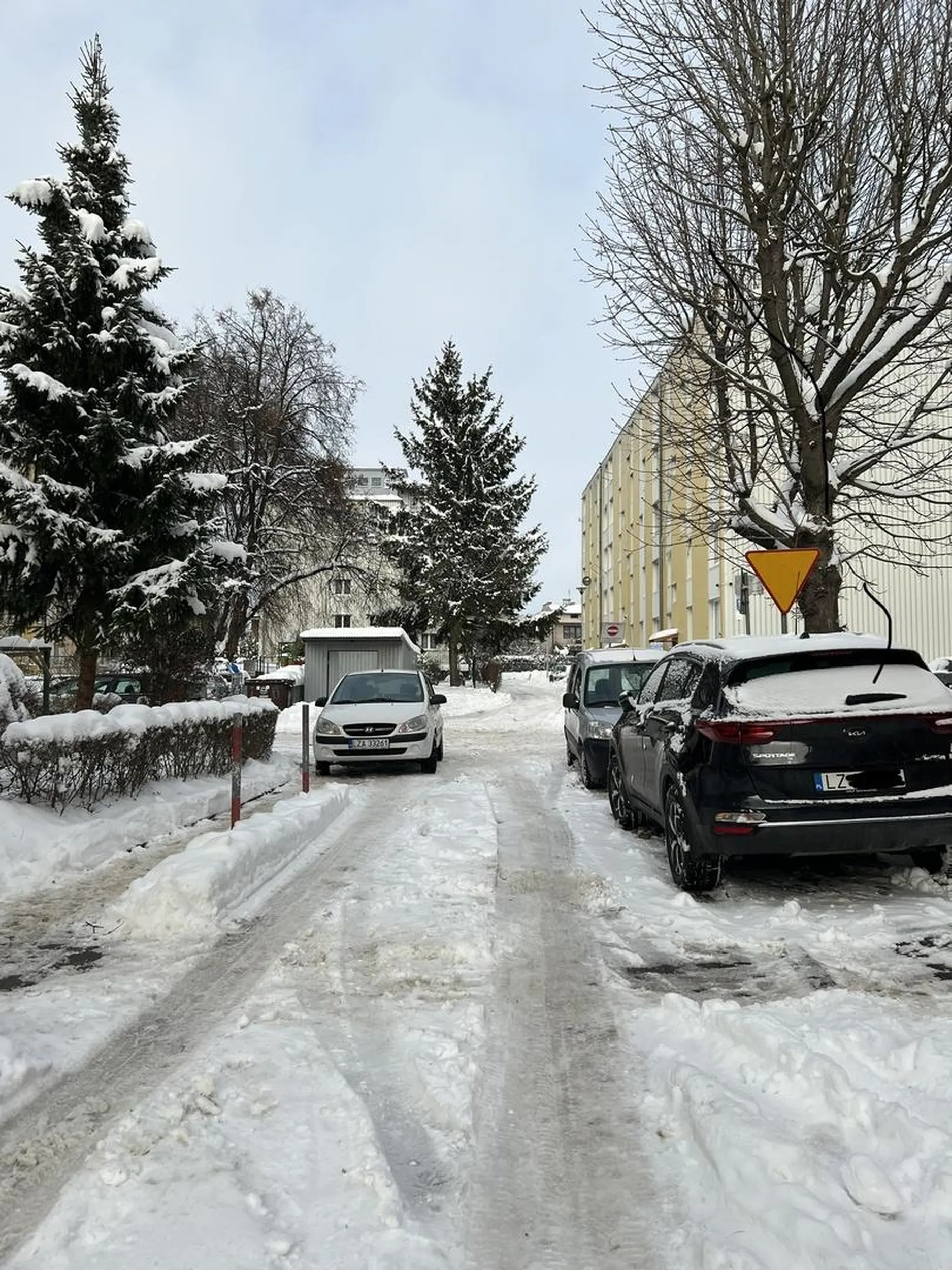 Naucz się parkować nie zastawiając przejazdu