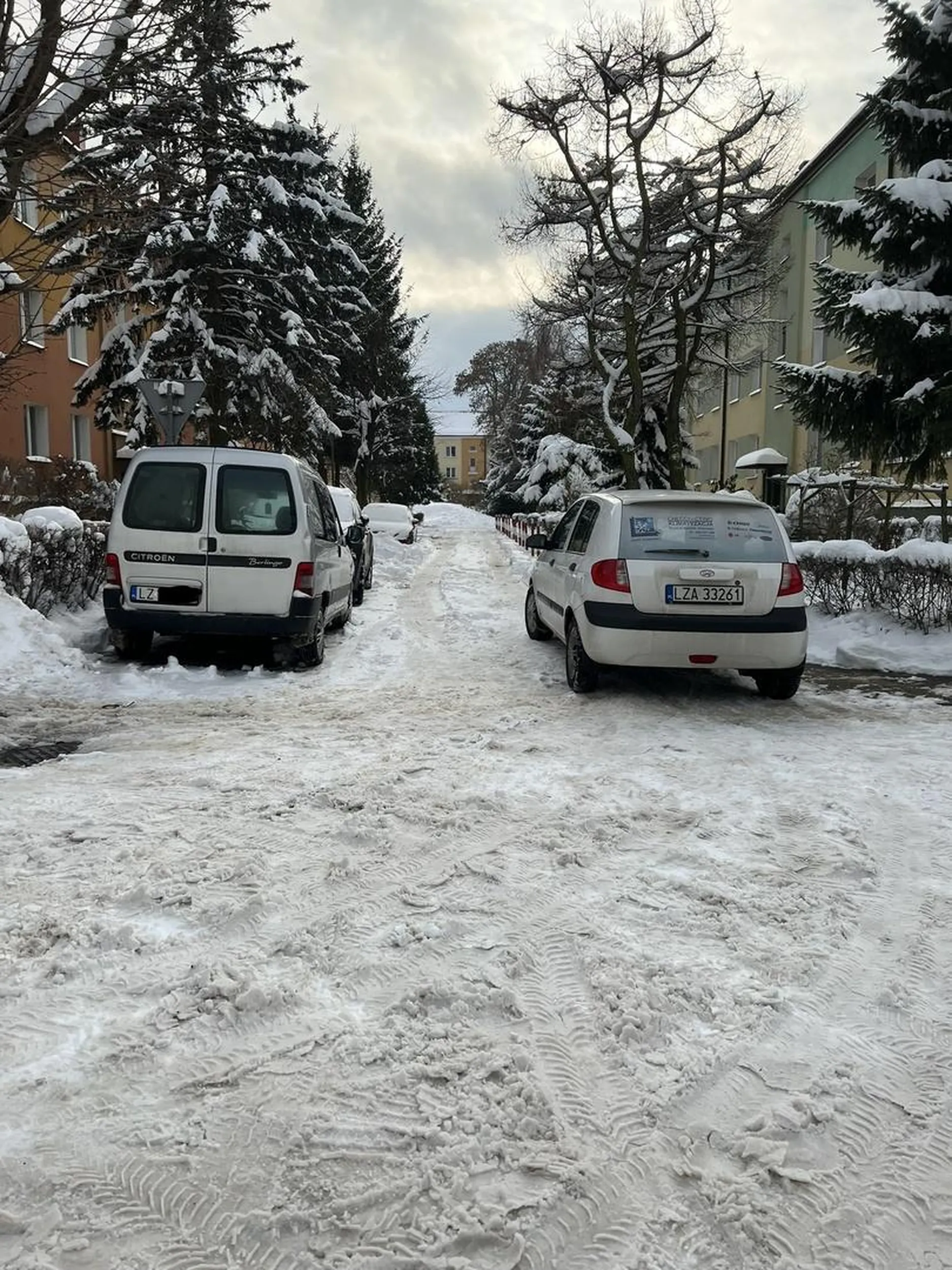 Naucz się parkować nie zastawiając przejazdu