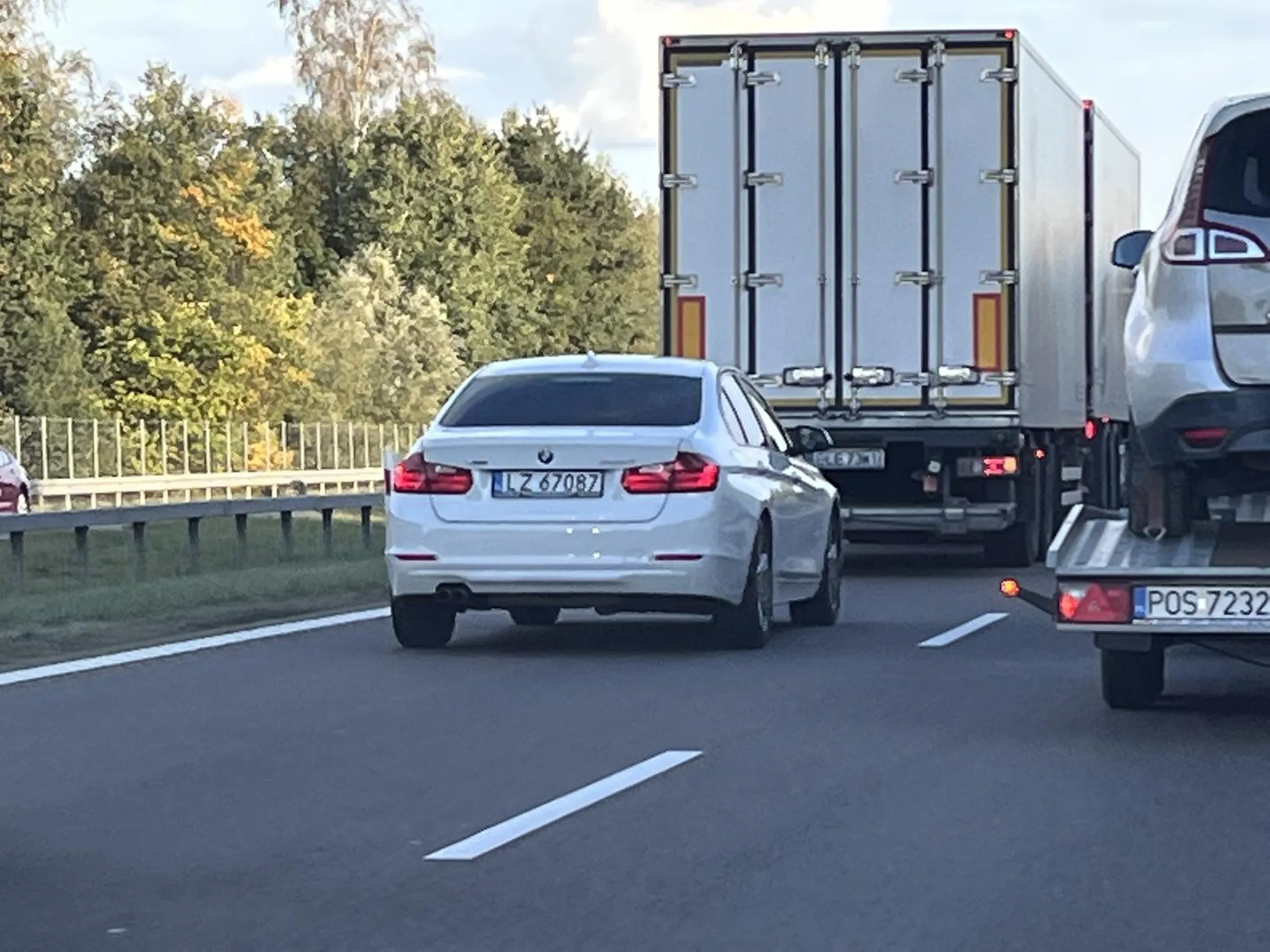 Poj*bie kto ci dał prawko? Jedzie tą BMW i myśli że może wyprzedzać z prawego pasa. Na S7 duży ruch a ten głupek wpier*ala się z prawego.