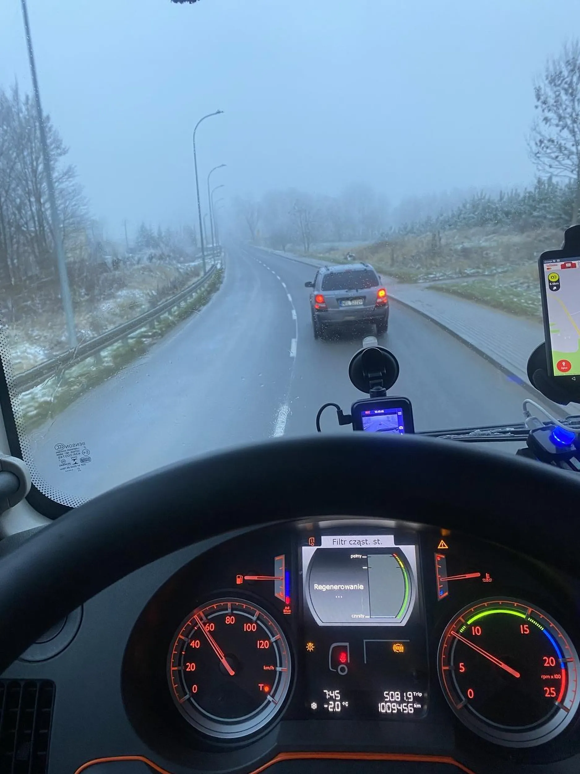 Kierowca Kia Sorento Pan Władca drogi Karawani 70 km/h poza miastem przy wyprzedaniu przyspiesza i trzyma się lewej strony przy pasie . Jeśli to czytasz Amebo umysłowa to następnym razem jedz swoim tempem i nie przeszkadzaj innym uczestnikom ruchu . Jeśli byłbym taką palą jak ty to miałbyś wezwanie na Policję za nie zatrzymanie się na stopie . Także kiedyś trafisz na swojego . Kultura jazdy obowiązuje na drodze „Friends on the road” a ty jesteś zwykłym kapciem