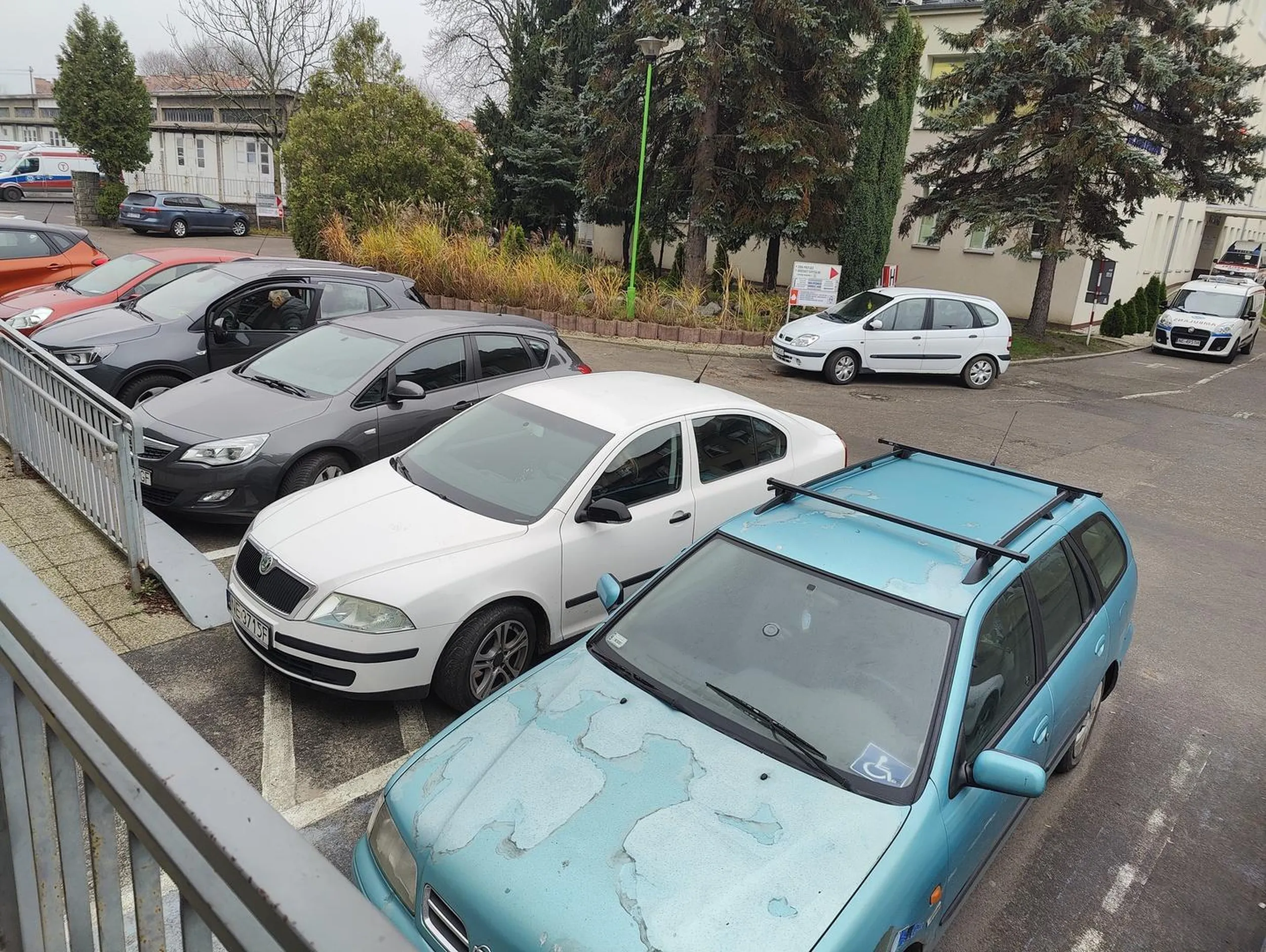 Parkowanie na miejscu wyłączonym z ruchu i zastawianie podjazdu dla niepełnosprawnych.