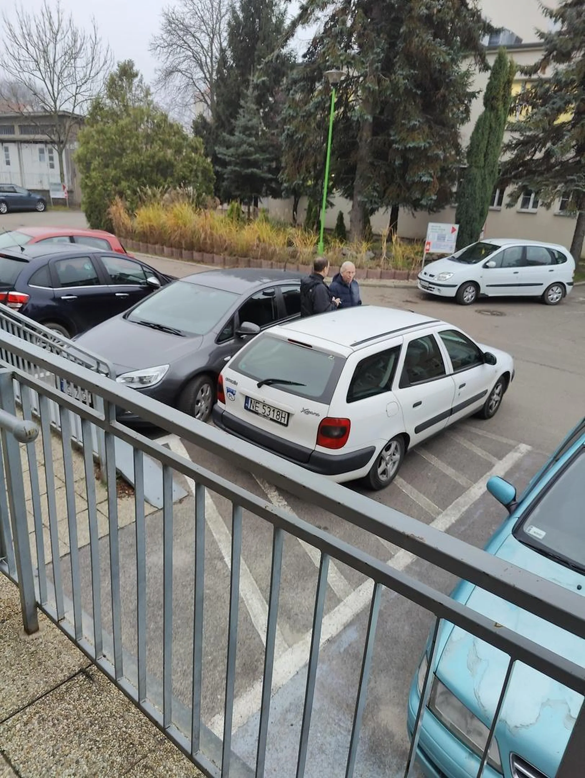 Parkowanie na miejscu wyłączonym z ruchu i zastawianie podjazdu dla niepełnosprawnych.