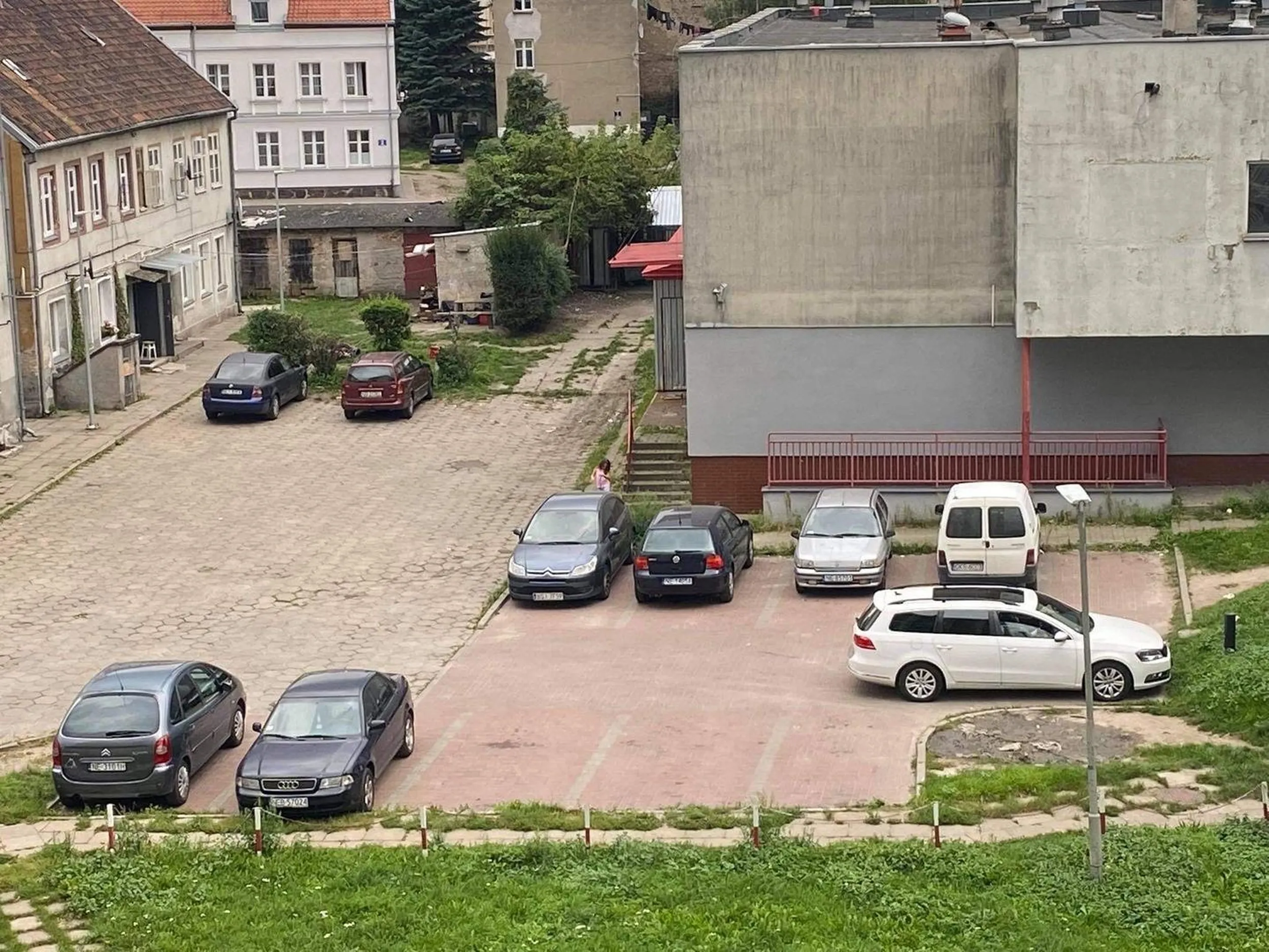 Wiesniak nie umie parkować, notorycznie zastawia inne auta, ostatnio przyłożył drzwiami innego a po przyjeździe policji wyparł się, parking pełny a on cały dzień stoi na samym srodku