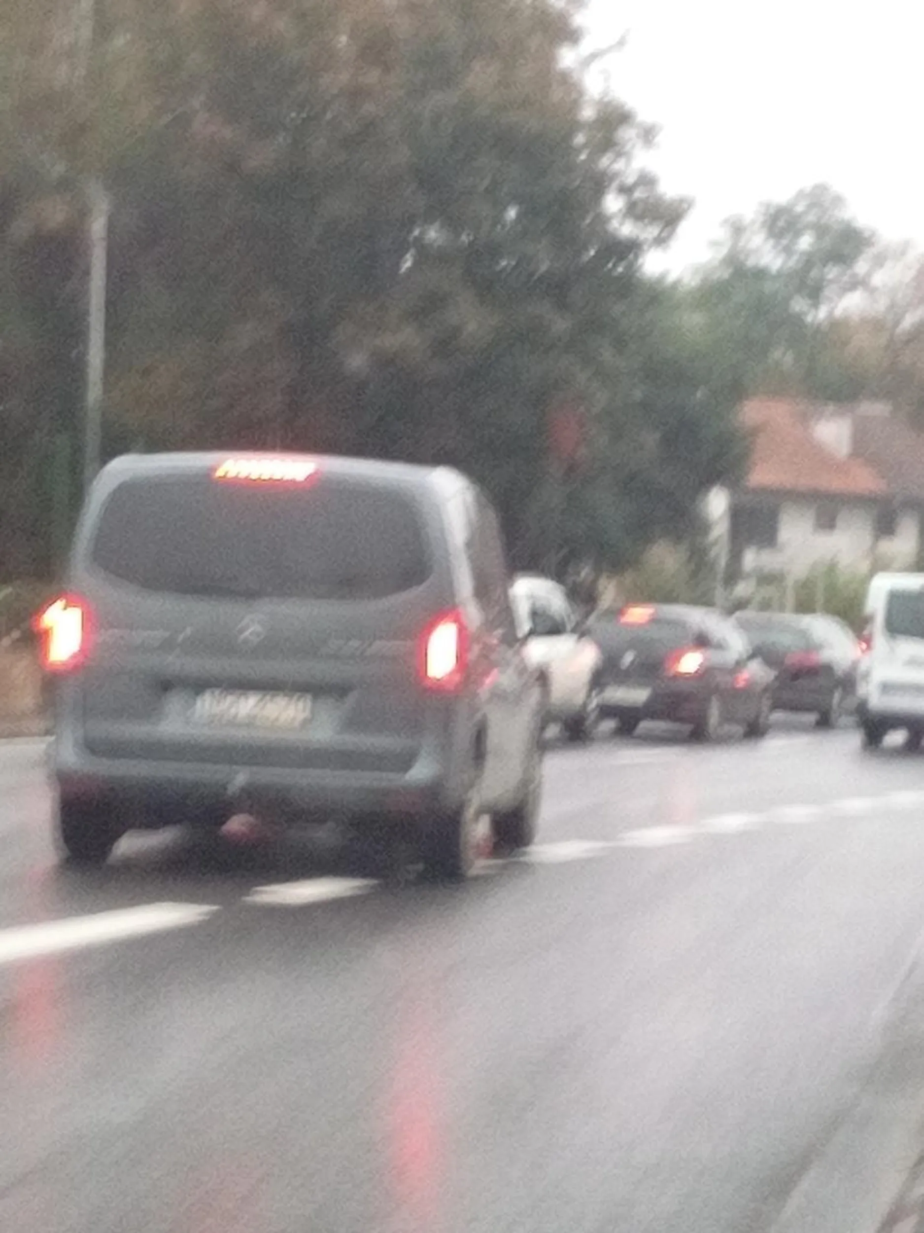 Kierowca jeździ bezprawnie buspasem