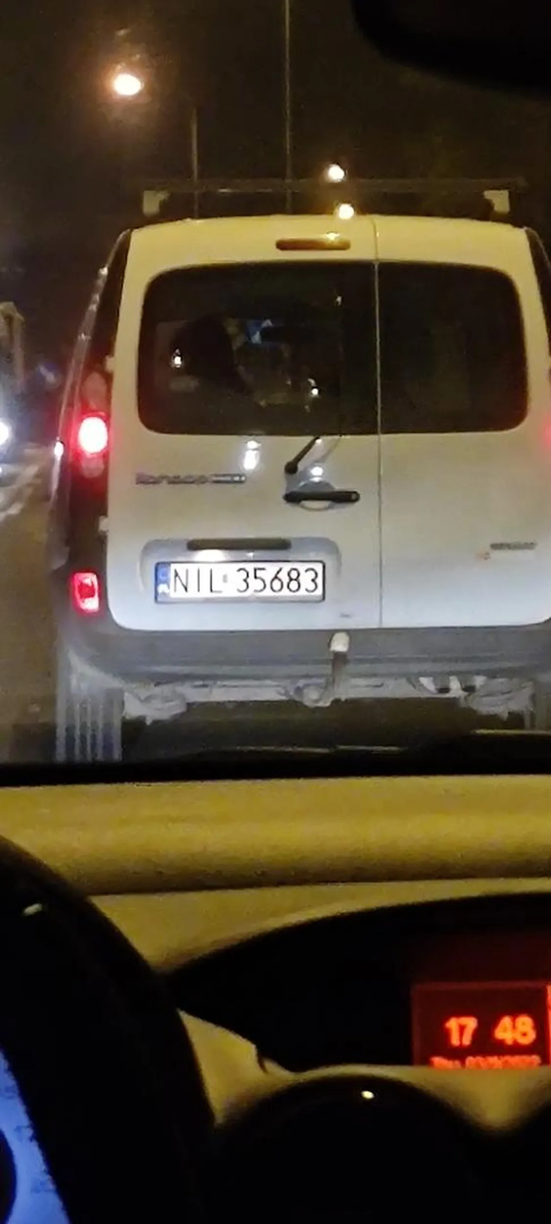 Najpierw jedzie na długich w samej dupie żeby wyprzedzić i wyhamować prawie do zera. Robi tak każdemu po kolei, kto tylko śmie jechać przed nim. Współczuję posiadania większej ilości lusterek niż iq.