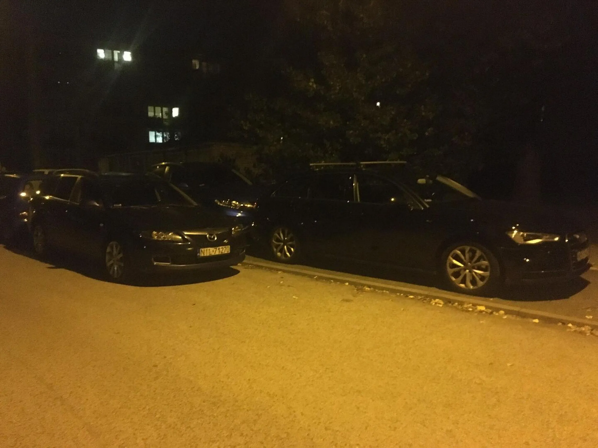 Prakowanie na osiedlu obok na ulicy, zastawiajac innych kierowcow.