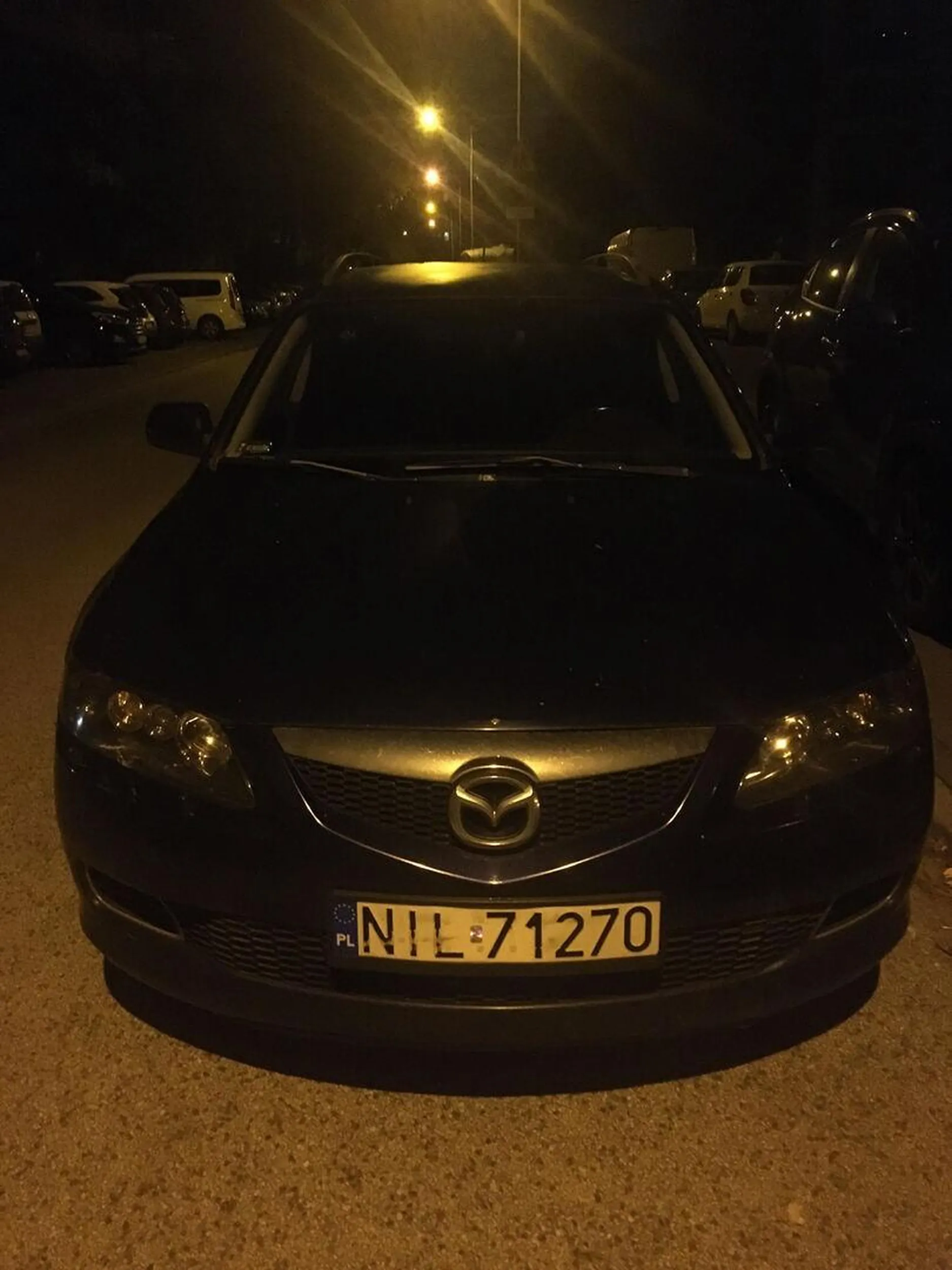 Prakowanie na osiedlu obok na ulicy, zastawiajac innych kierowcow.