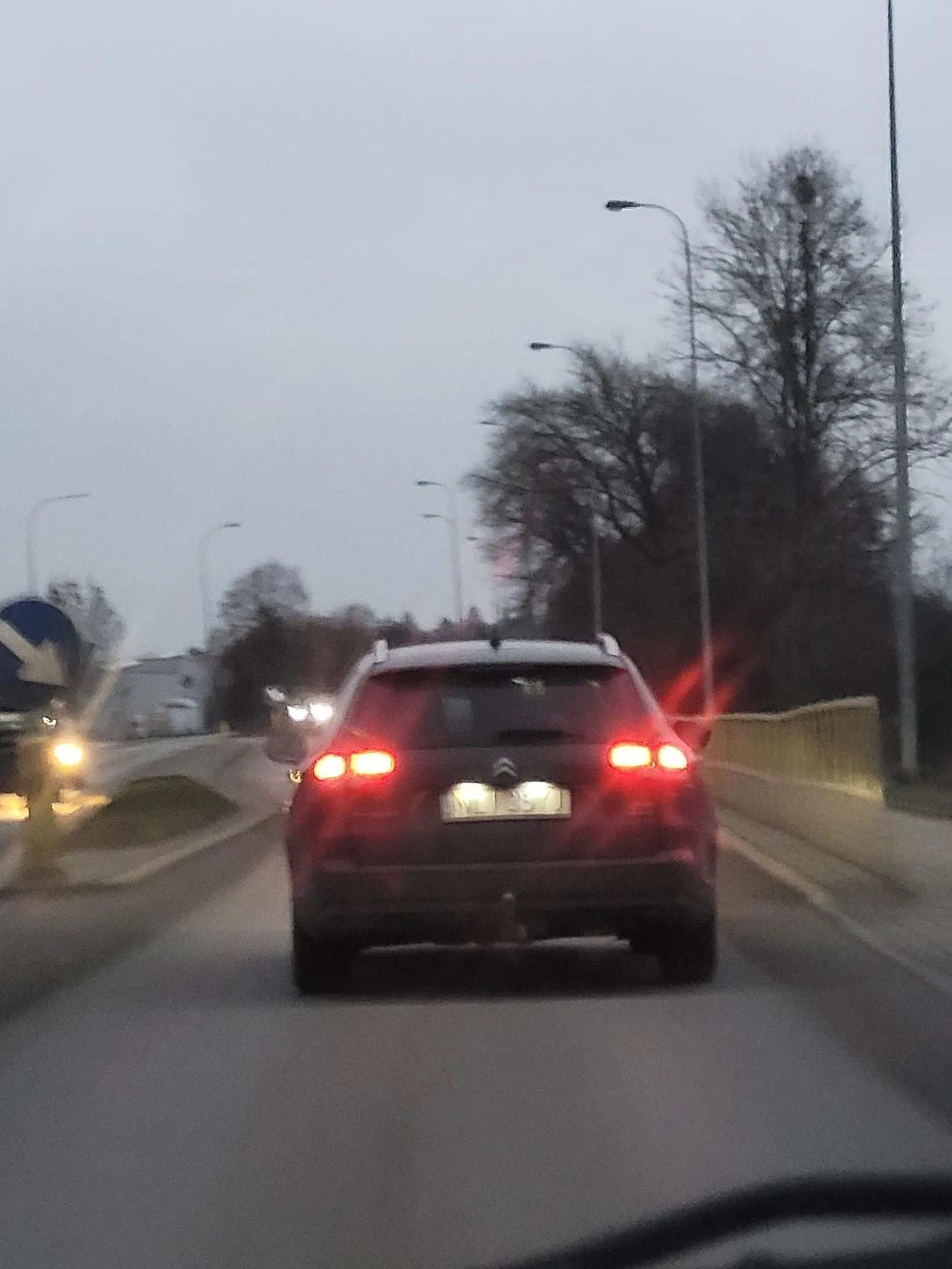 Wolniej już się nie da, a kierunkowskazy to nie wie do czego służą ?