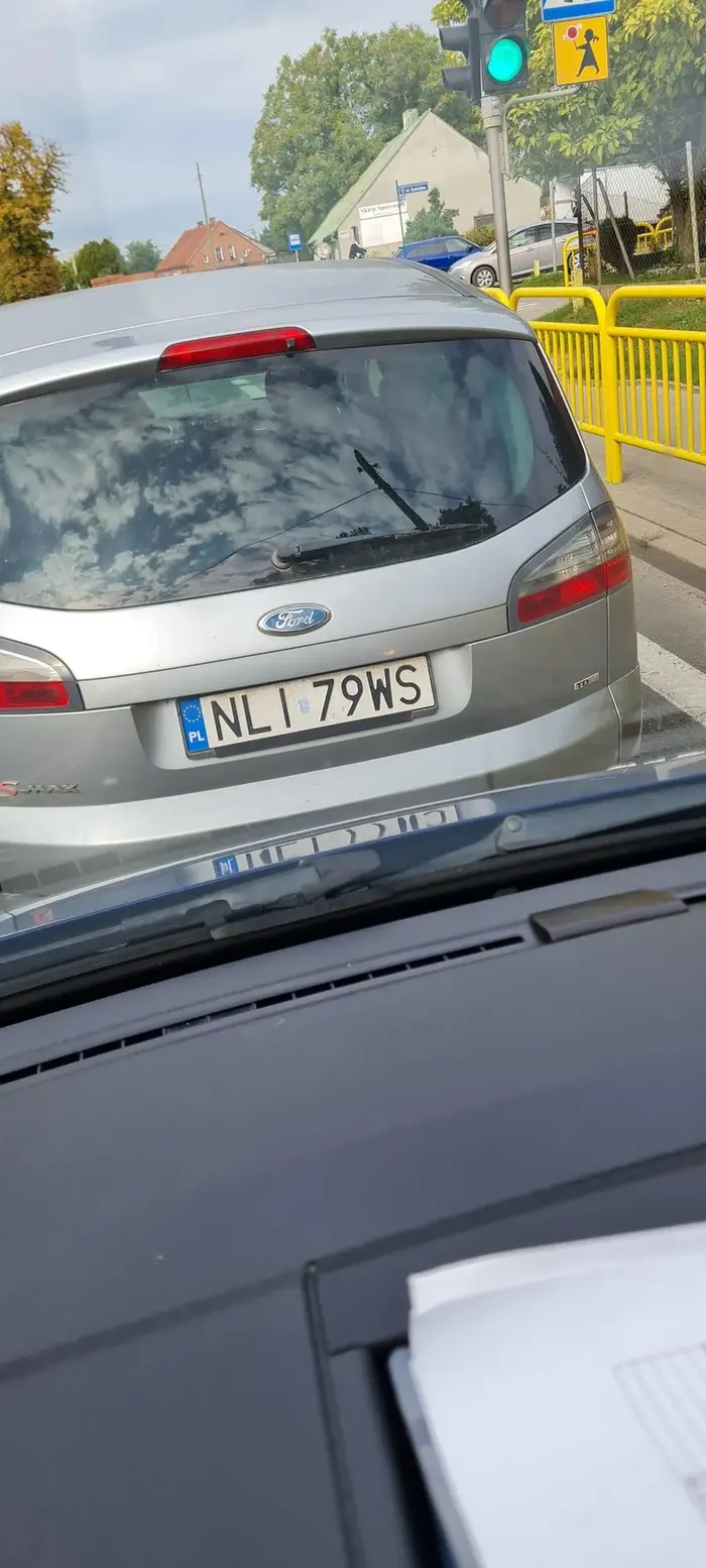 Kierowca stwarzający zagrożenie. Jechał 10 km/h poniżej dozwolonej złośliwe przyhamowujac co jakiś czas. Mimo zachowania odstępu kierowca zwalniał do 10 km/h byle by spowolnić osoby jadące za nim