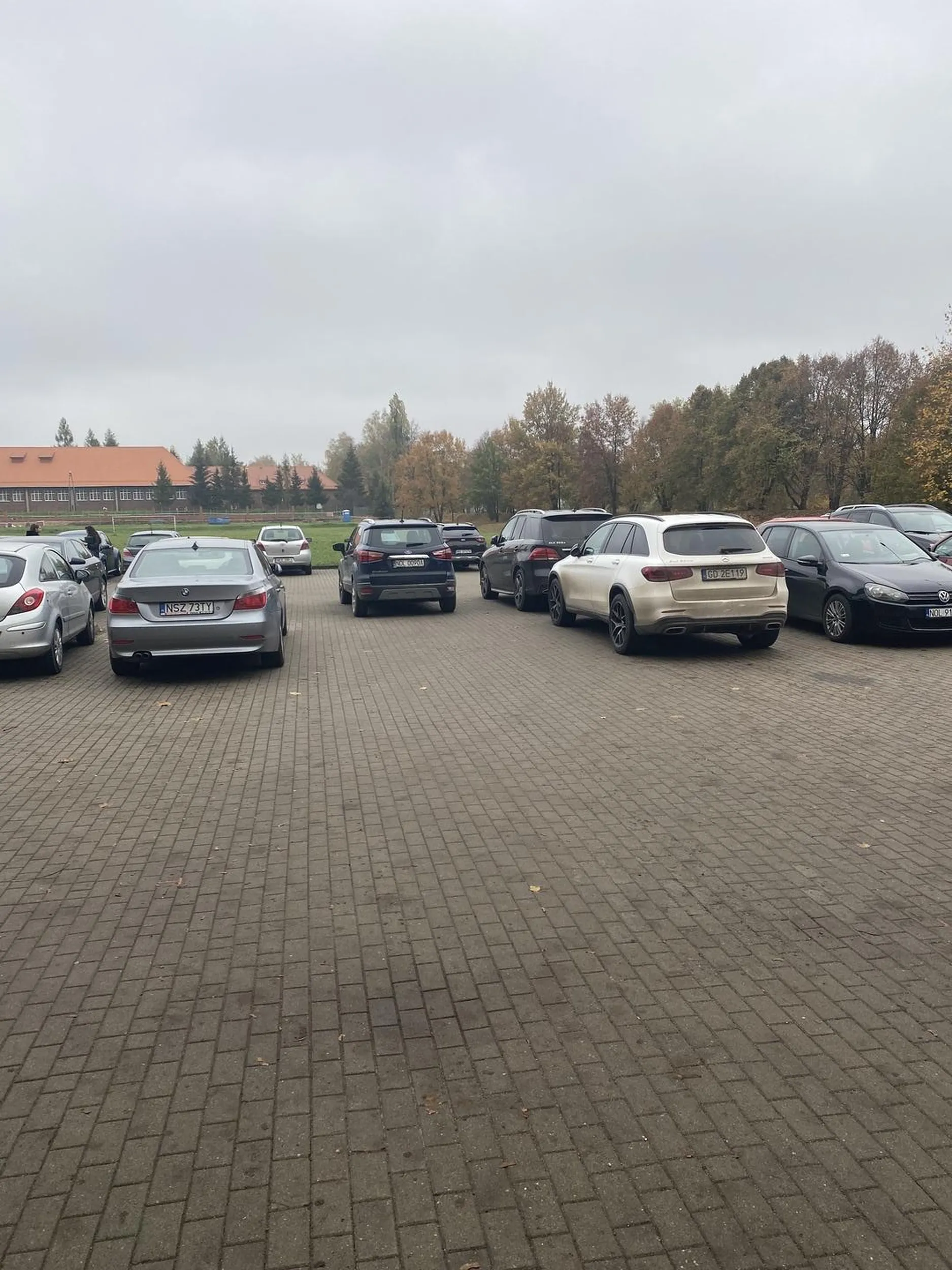 Zastawił cały parking na uczelni, musielim drzeć przez łąki, a brama jeszcze była zamknięta i tylko furę ujebalim, oddawaj 100zl za detailing