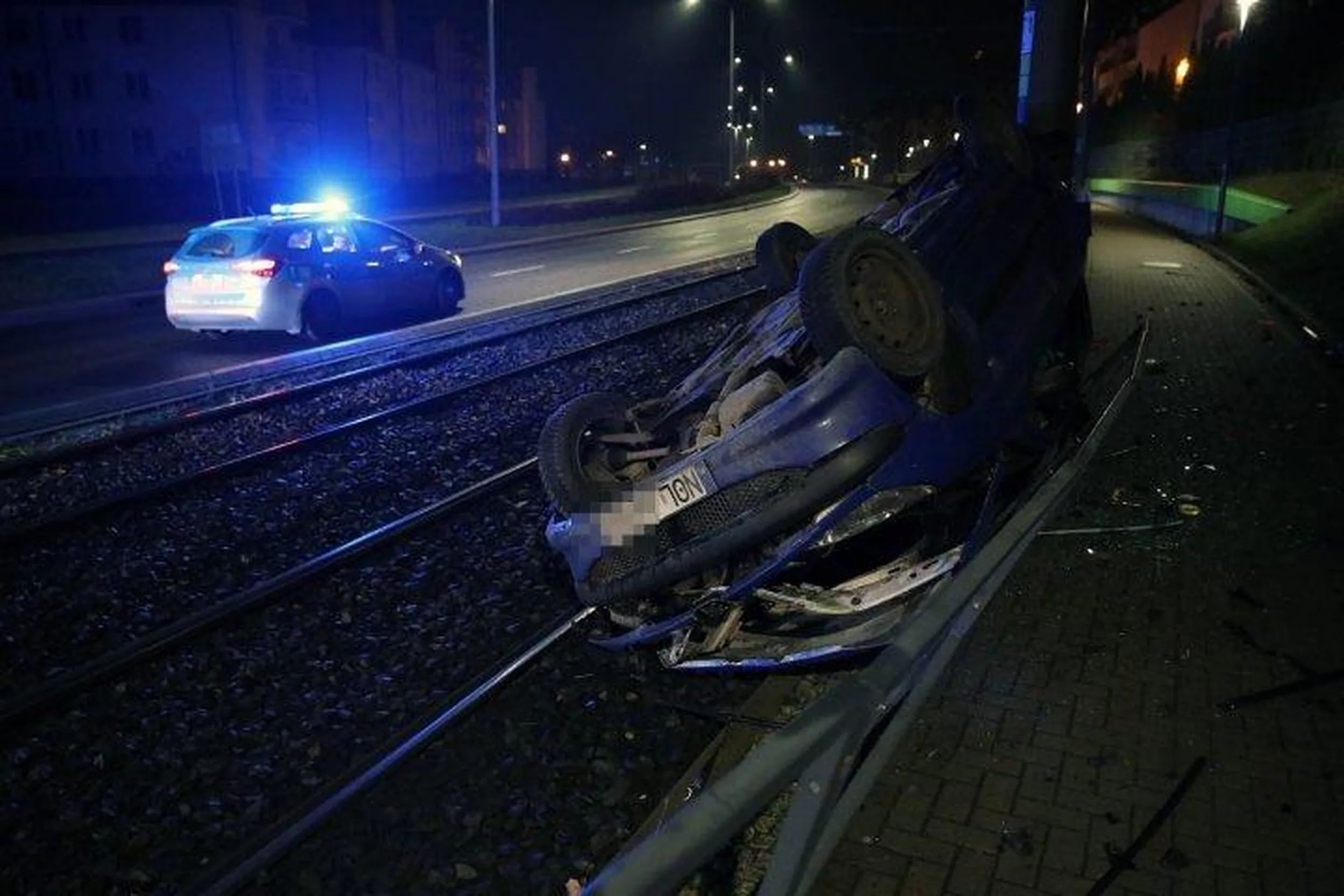 No to już sobie więcej raczej nie polata nad torami :P https://www.olsztyn.com.pl/artykul,kierowca-peugeota-przelecial-przez-torowisko-na-ul-witosa-dachowal-i-uciekl-z-miejsca-zdarzenia-zdjecia,36235.html