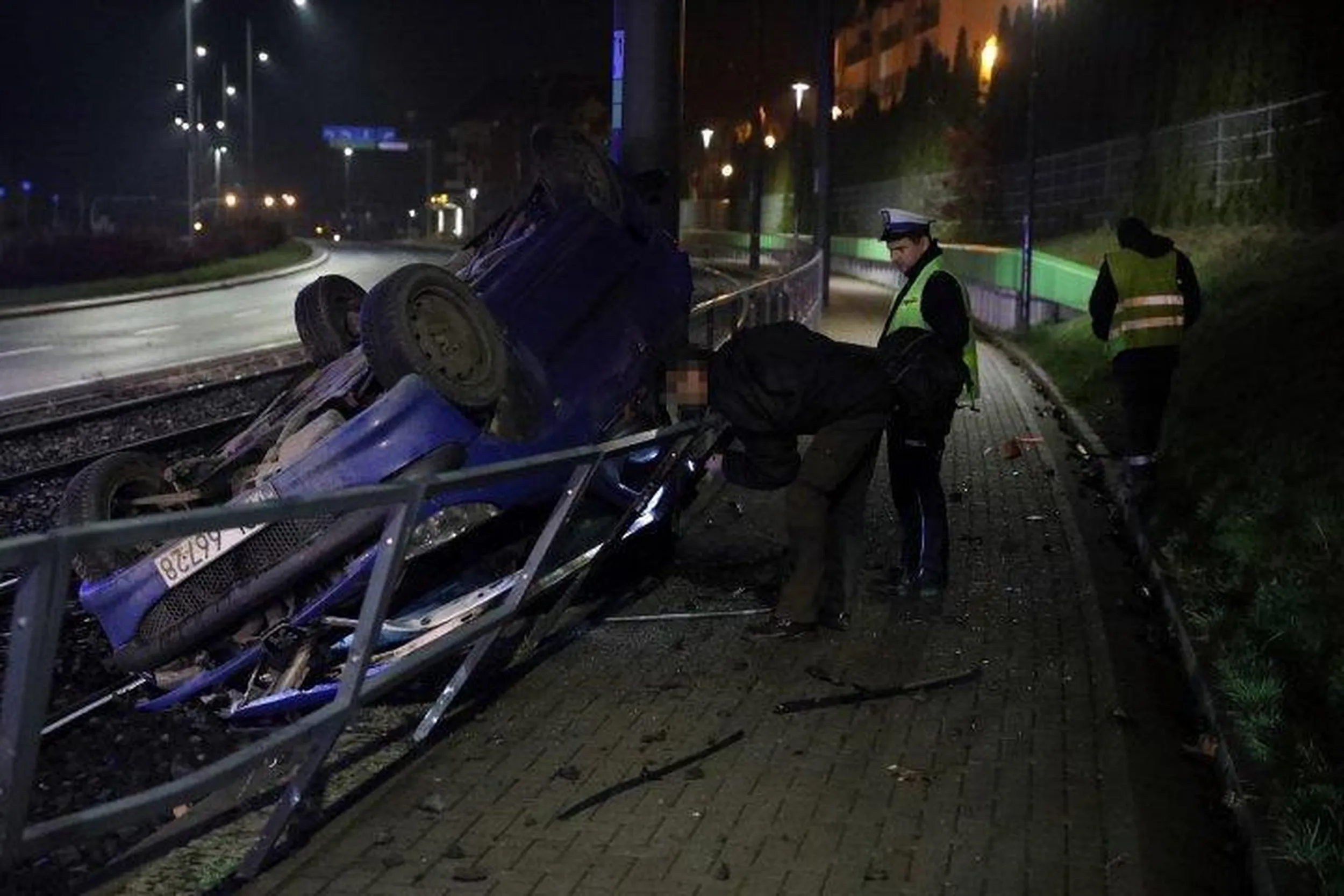 No to już sobie więcej raczej nie polata nad torami :P https://www.olsztyn.com.pl/artykul,kierowca-peugeota-przelecial-przez-torowisko-na-ul-witosa-dachowal-i-uciekl-z-miejsca-zdarzenia-zdjecia,36235.html