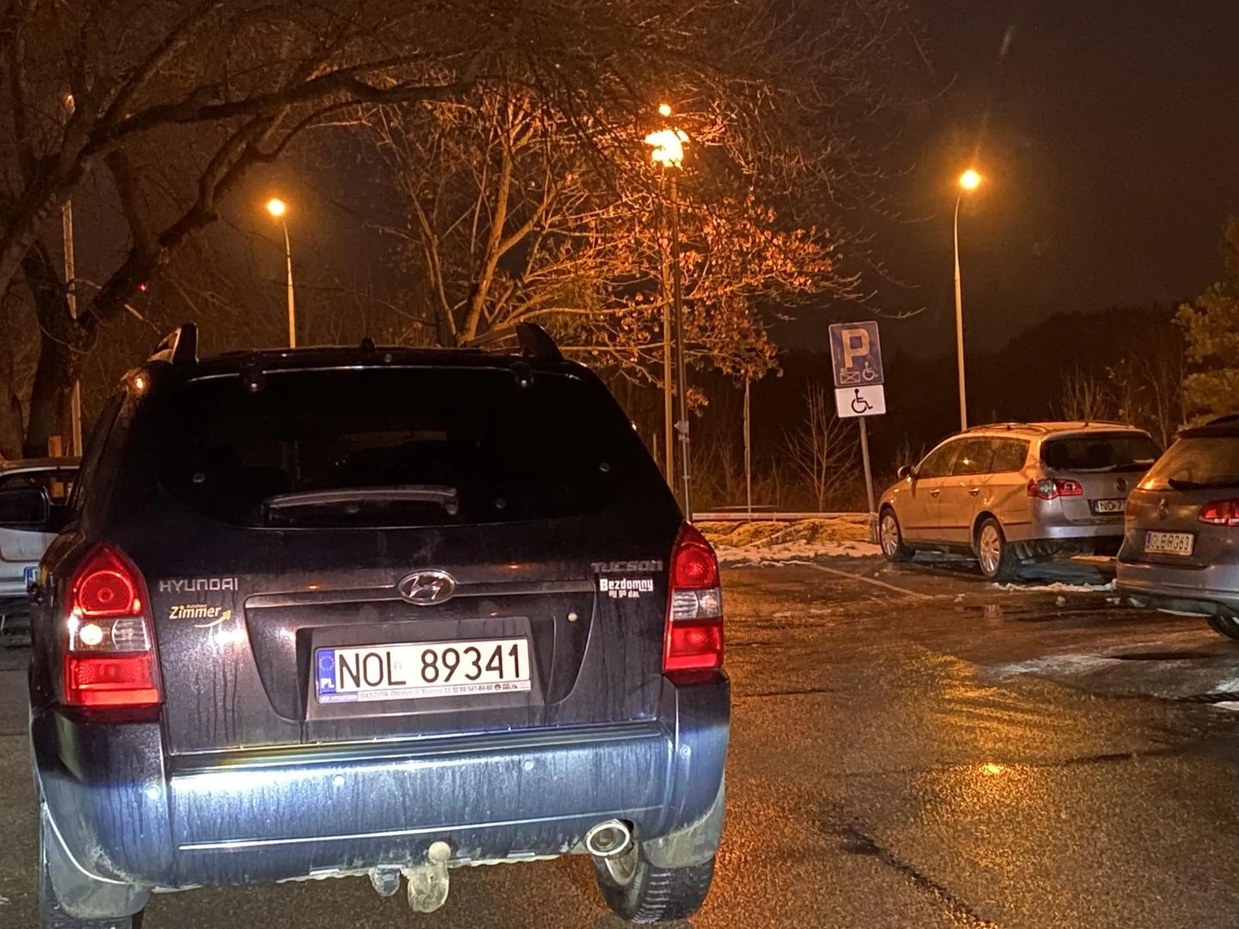 Nie dość że staje na zakręcie i blokuje wyjazd z parkingu to jeszcze się chwali iż ma samochód od bezdomnych