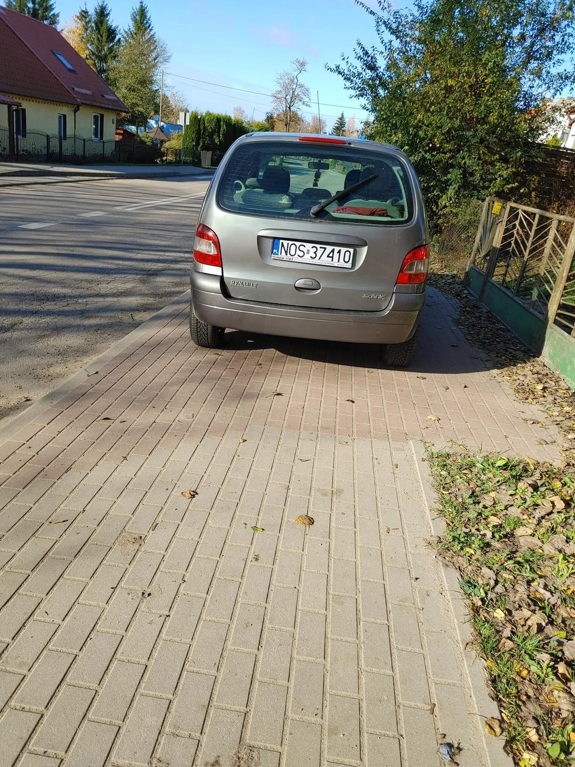 Pozdrawiam dekla robiącego sobie parking z chodnika.
