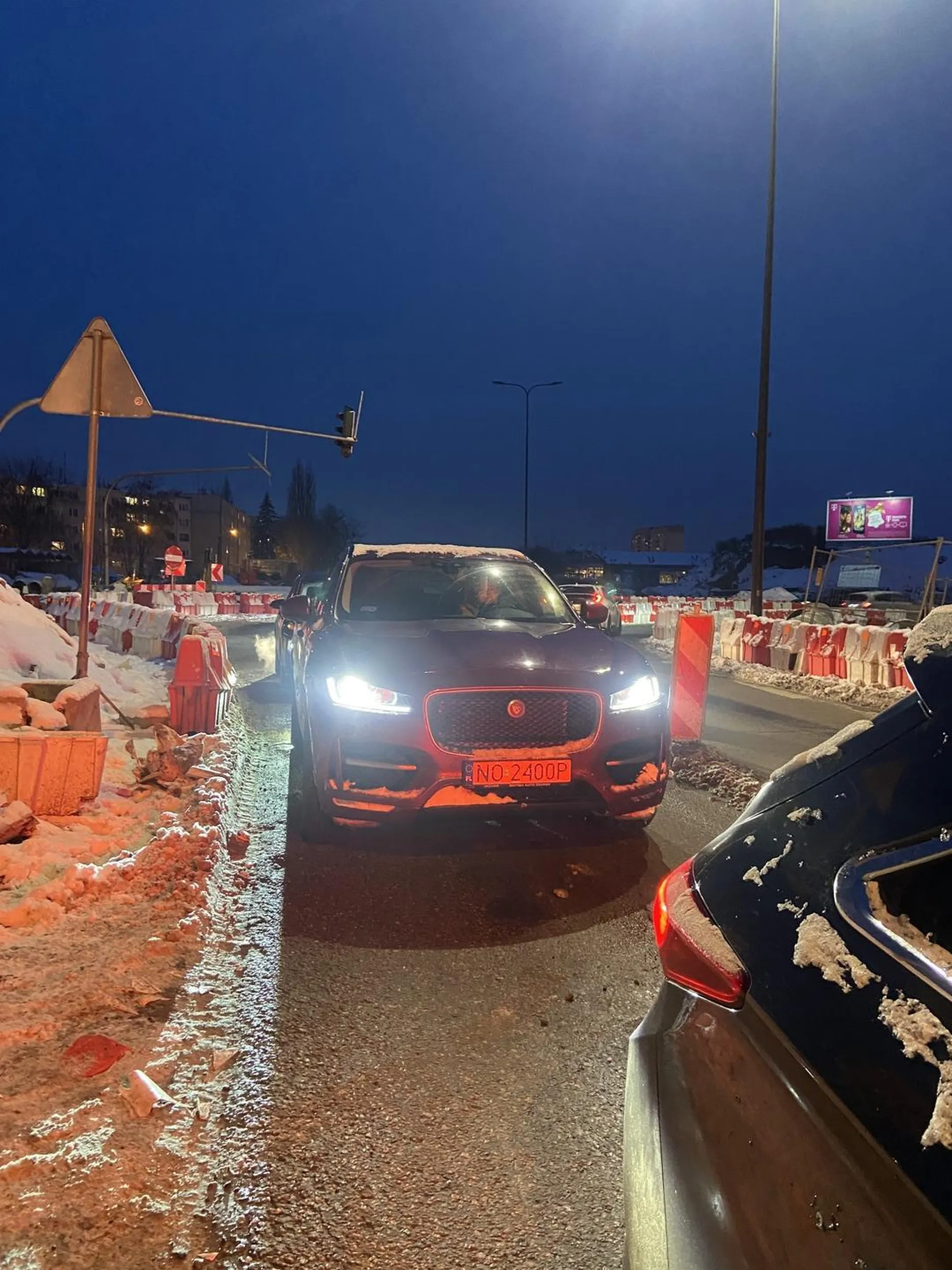 Wpycha się w korek na leonharda przy michelinie a później trąbi na ludzi którzy tez chce zjechać a ona ich nie wpuszcza gdzie jest jazda na suwak, nie umiesz jeździć to nie jeździj staruszko Nie pozdrawiam?