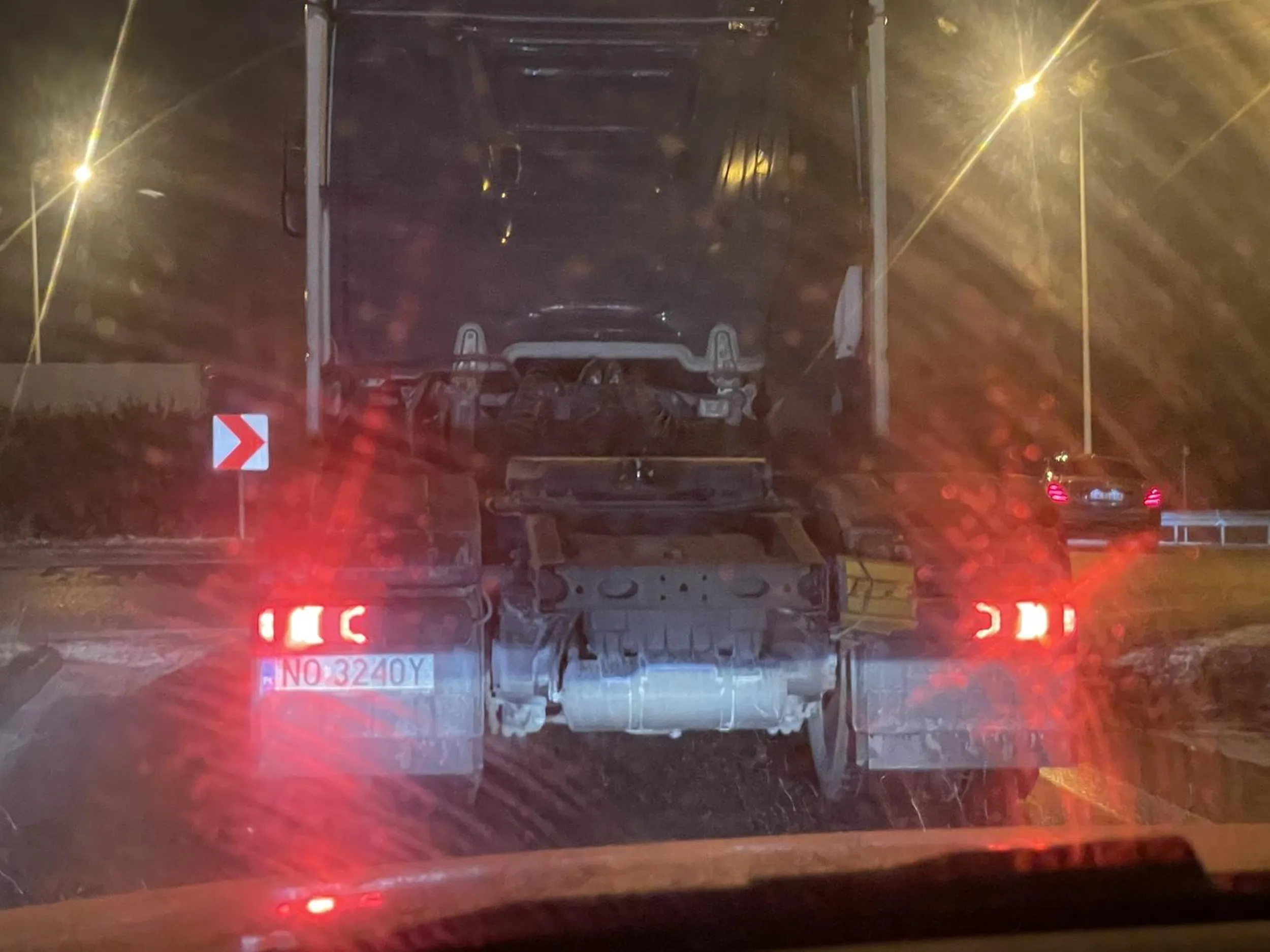 Uwaga na szeryfa, najpierw blokuje pas jadąc środkiem dwóch pasów, później specjalnie zwalnia