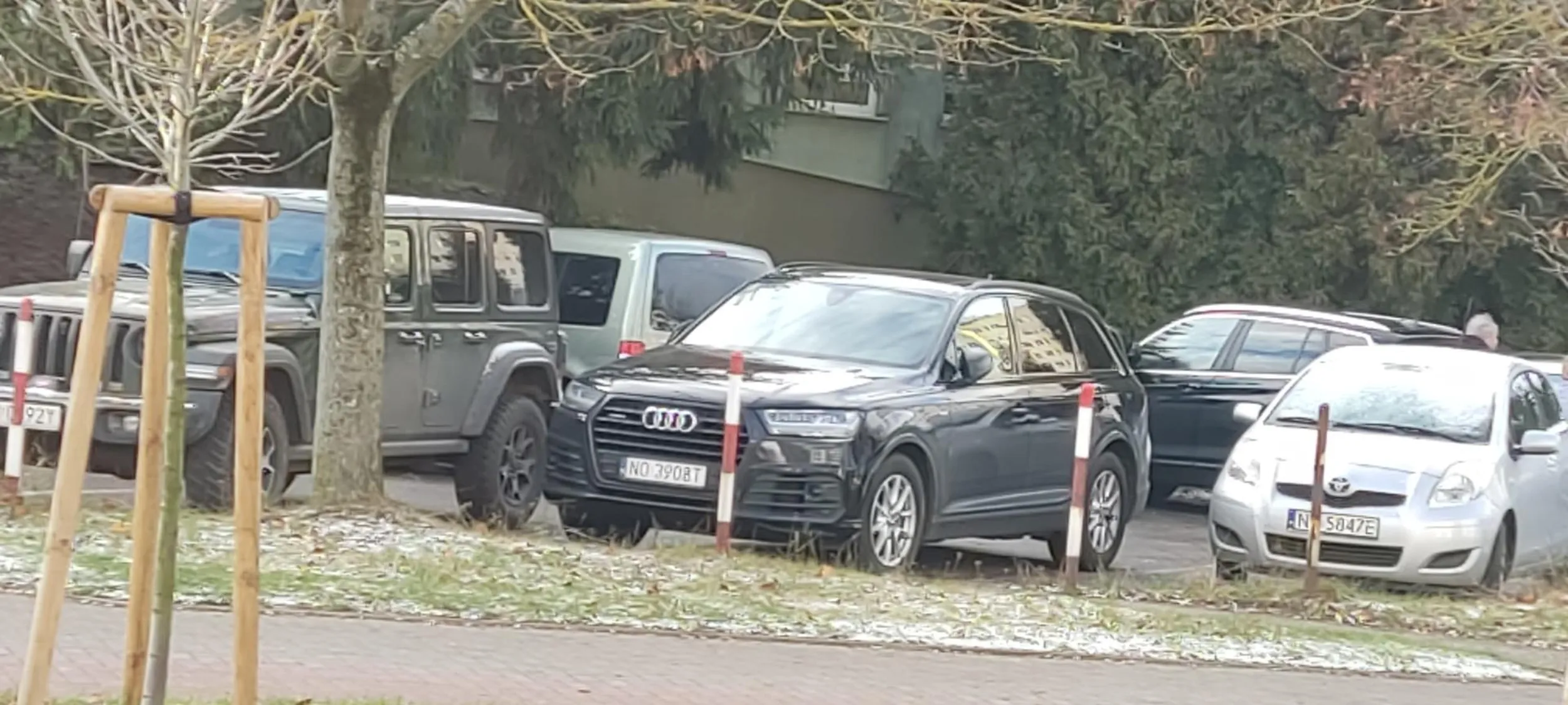 Stary cep co tarasuje przejazd bo czeka na wolne miejsce, chu* wie za ile ktoś zwolni miejsce ale stary cep będzie stał i tamował ruch pod szpitalem, typowe piąte zero za kółkiem bo cztery są na masce