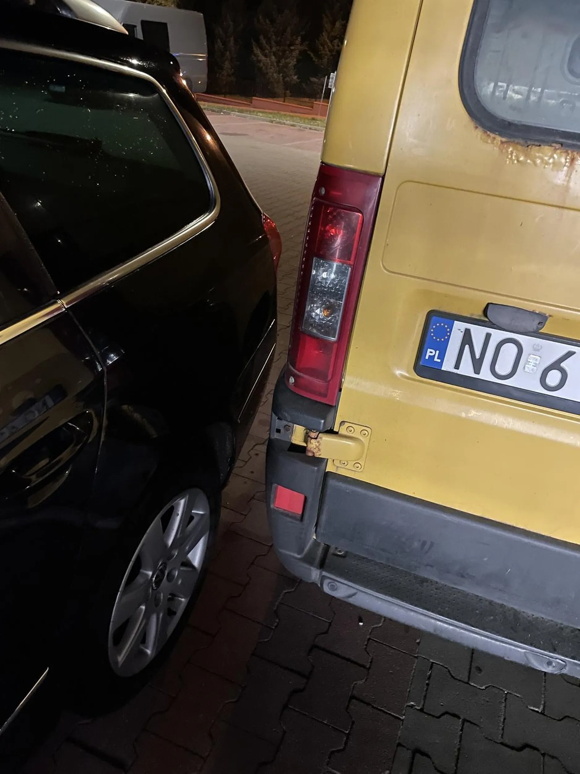 Pusty parking a pcha się na milimetry