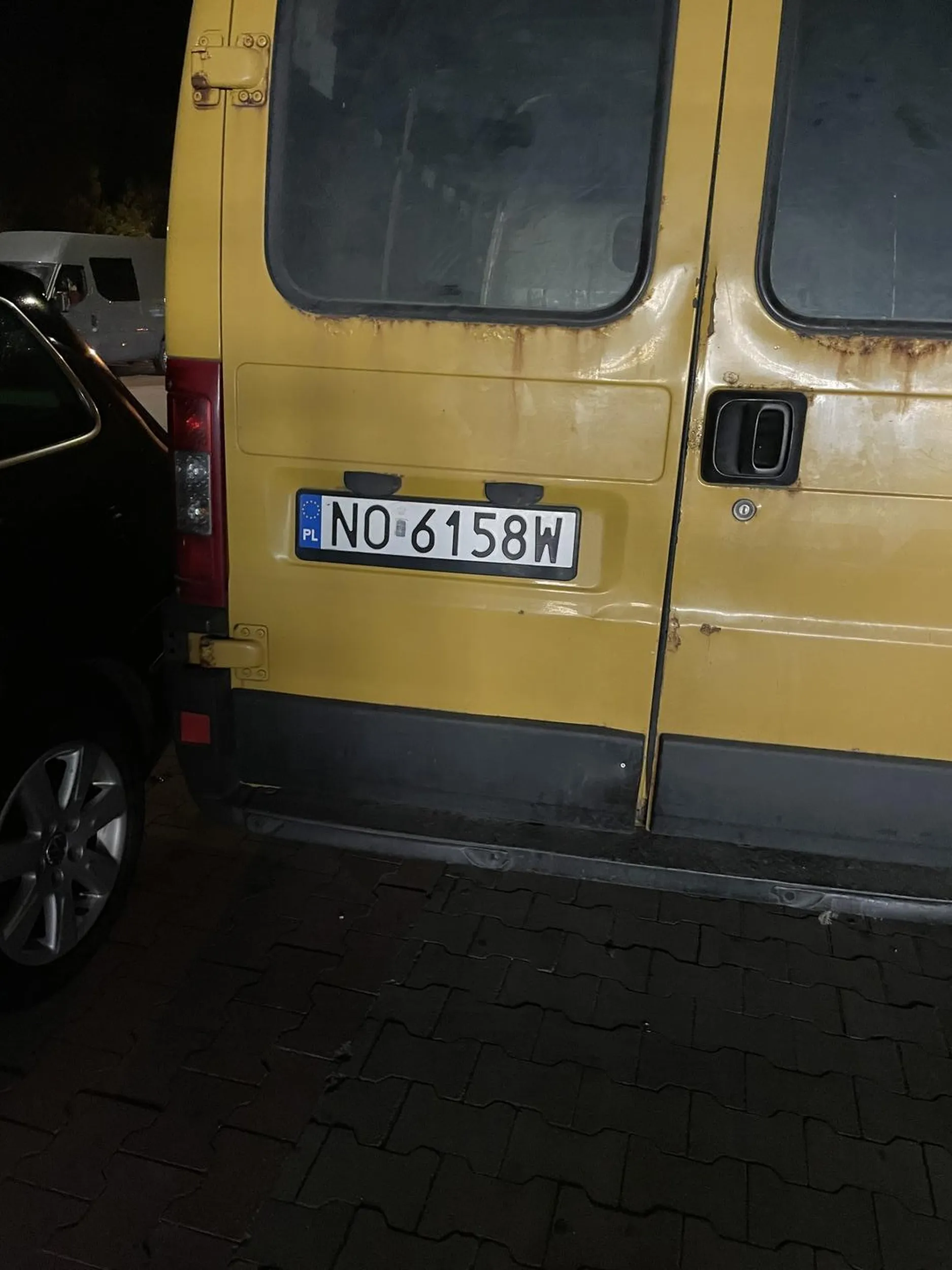 Pusty parking a pcha się na milimetry