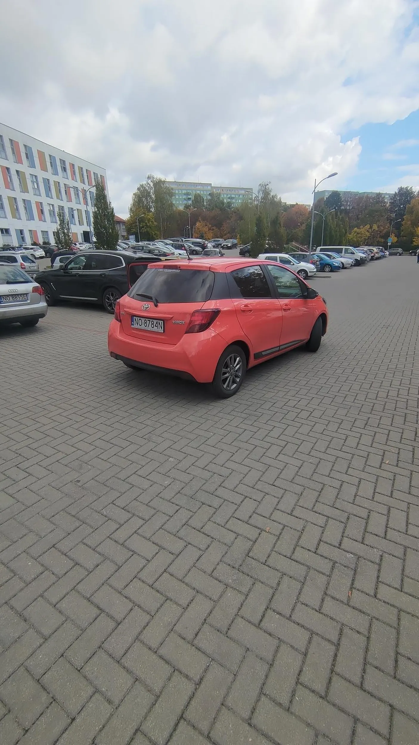 Stara rura uderza drzwiami w samochód obok, pomimo zwrócenia uwagi odpowiada paleniem sprzęgła swojego Yarisa.